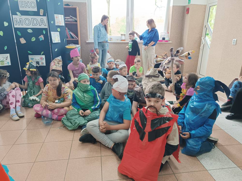 Na obrazu wdać: grupę osób
