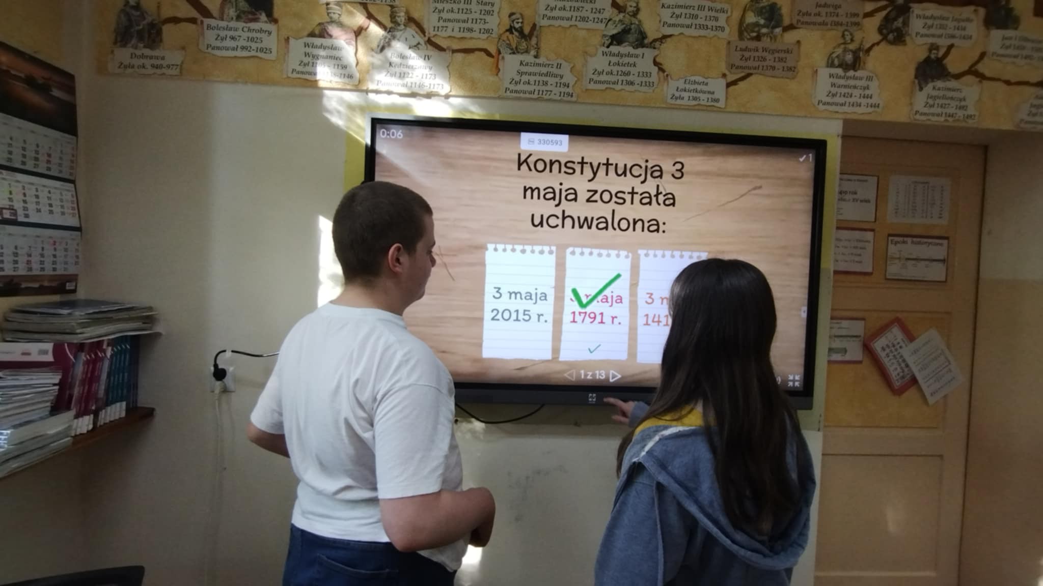 Na obrazku widać: osoby