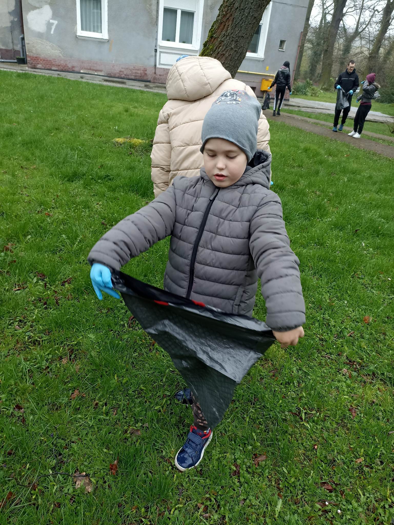 Na środku stoi osoba