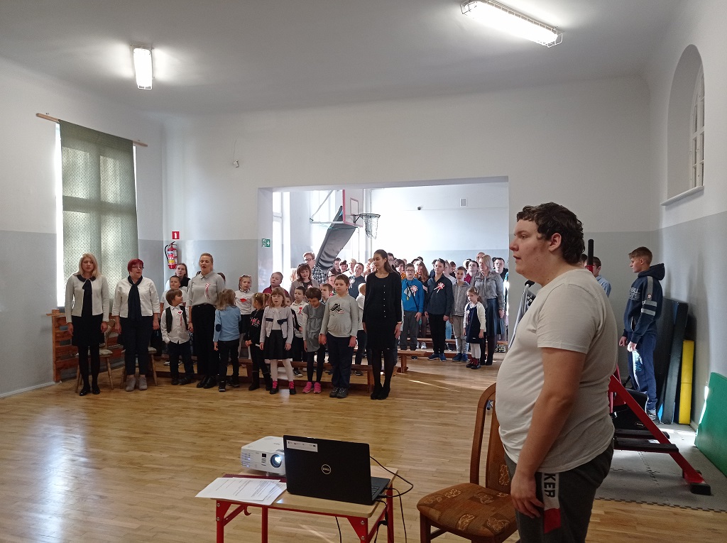 wspólne śpiewanie hymnu