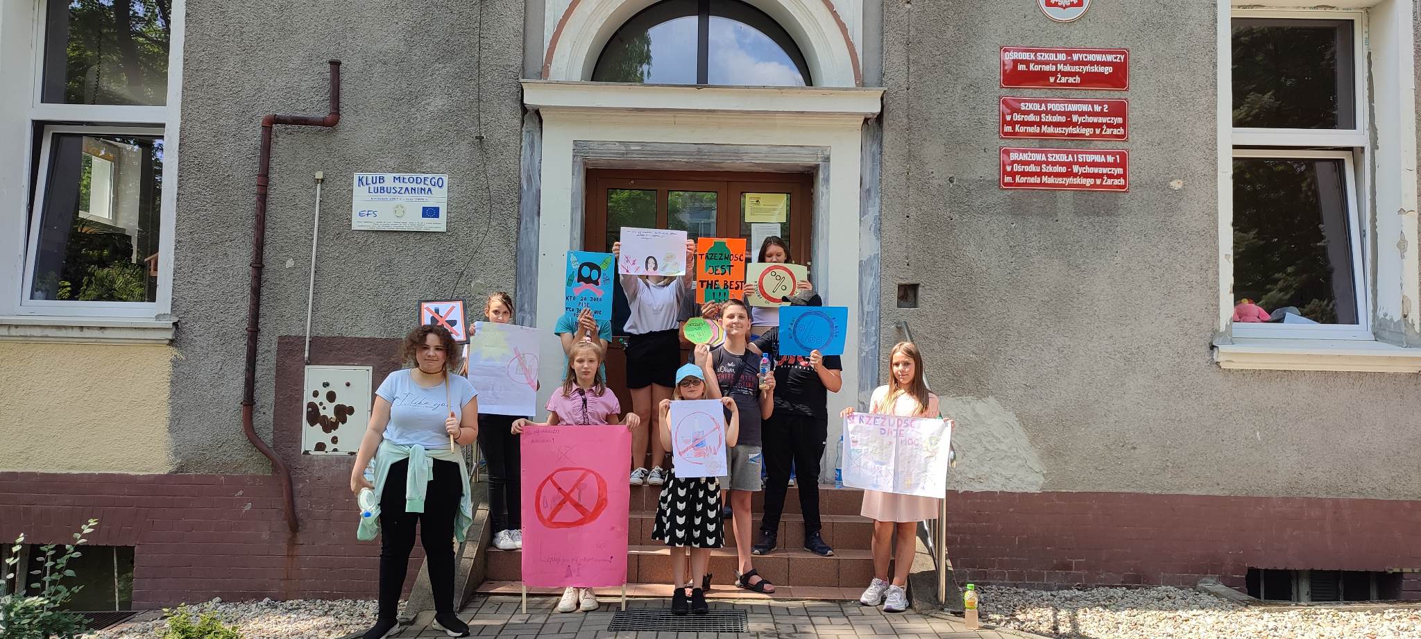 Na środku stoi grupa osób
