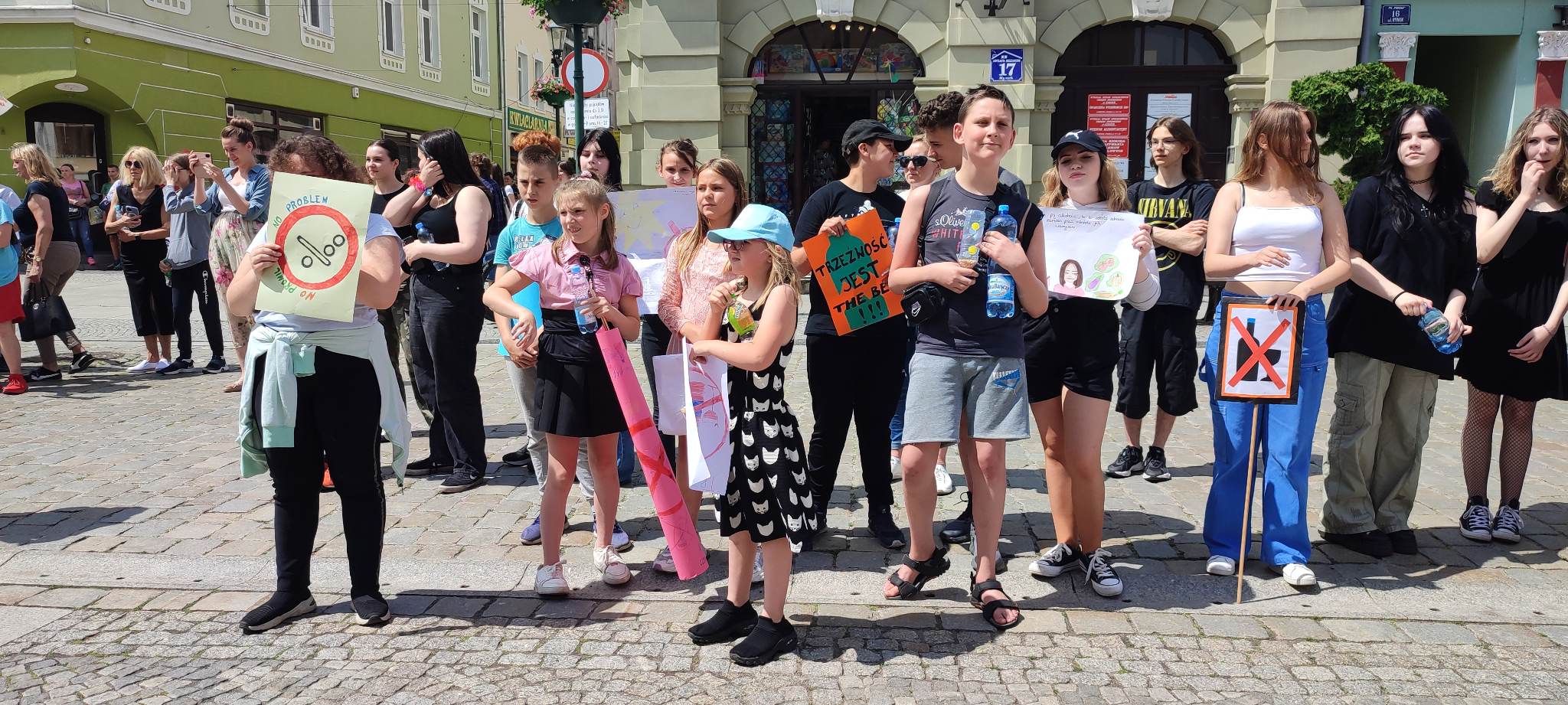Na zdjęciu  znajduje się  grupa osób