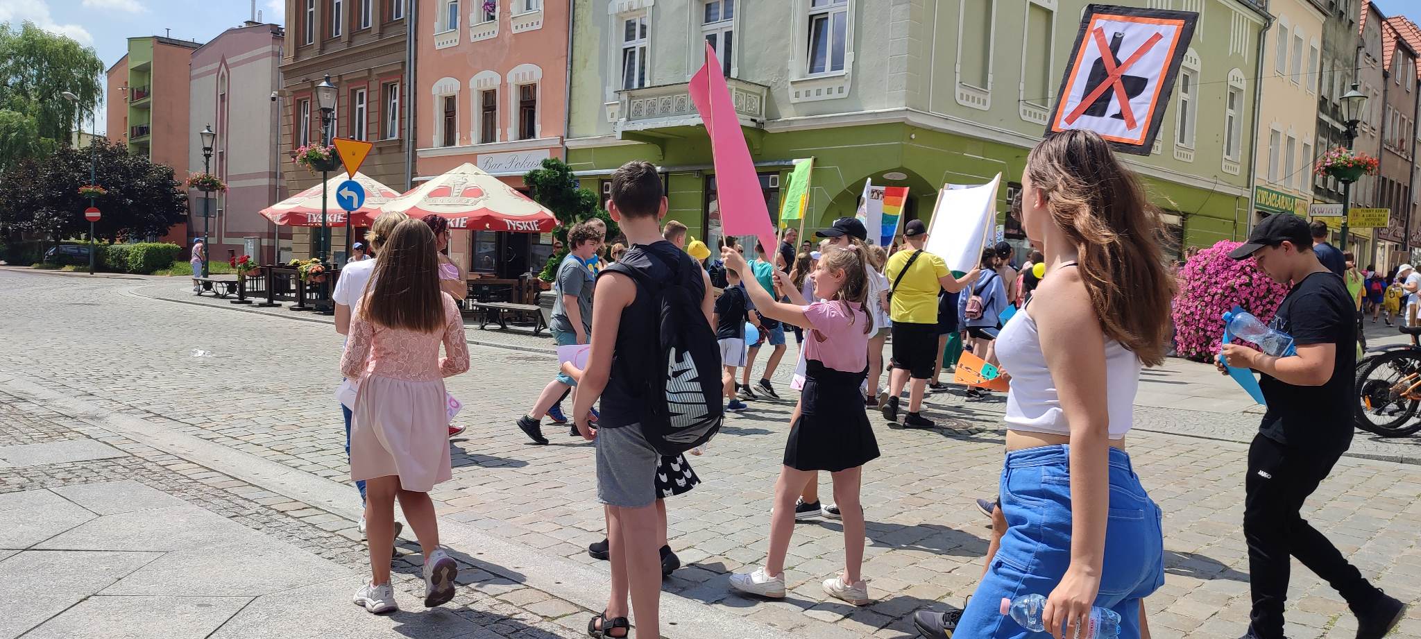 Na zdjęciu  znajduje się  grupa osób