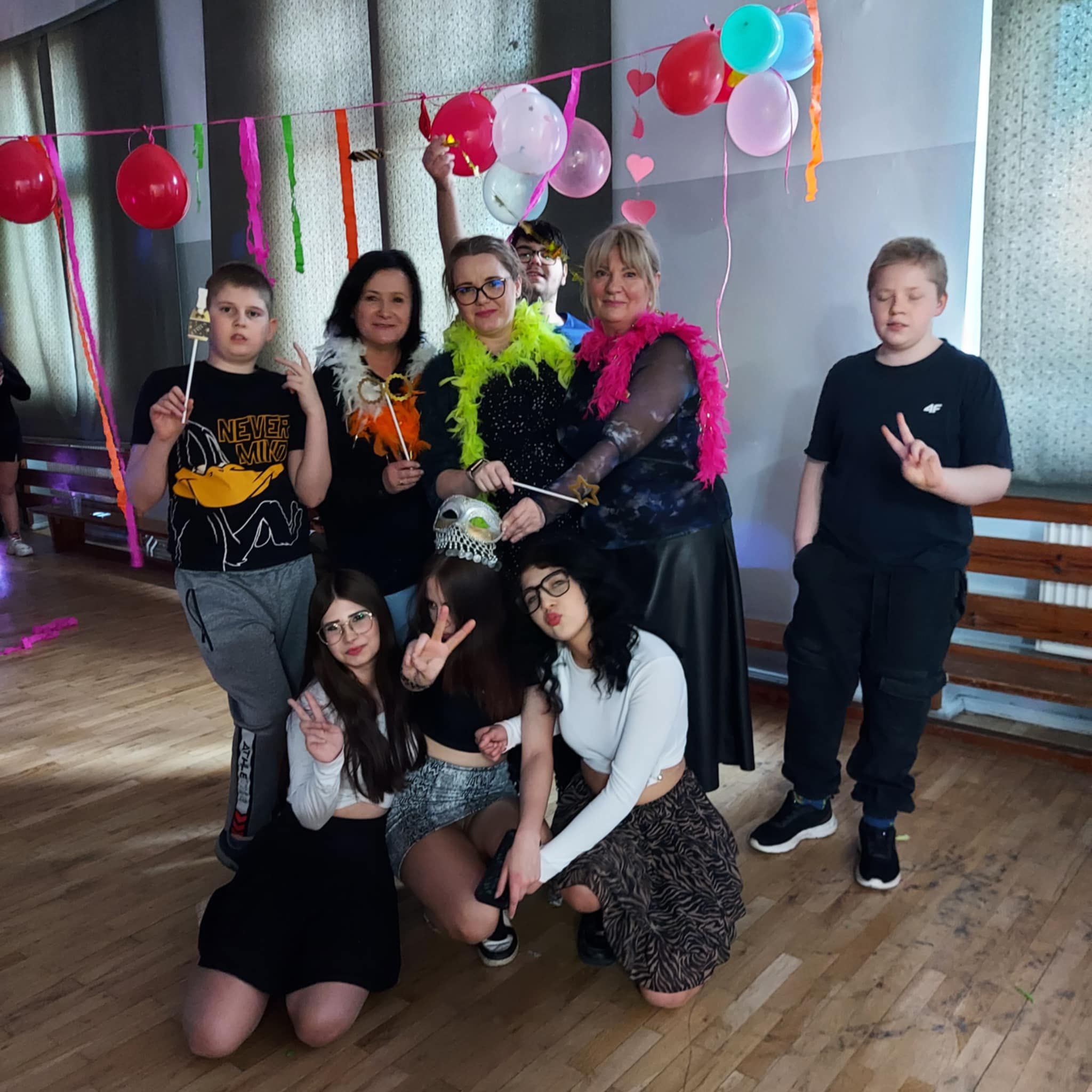 Zdjęcie przedstawia grupę osób