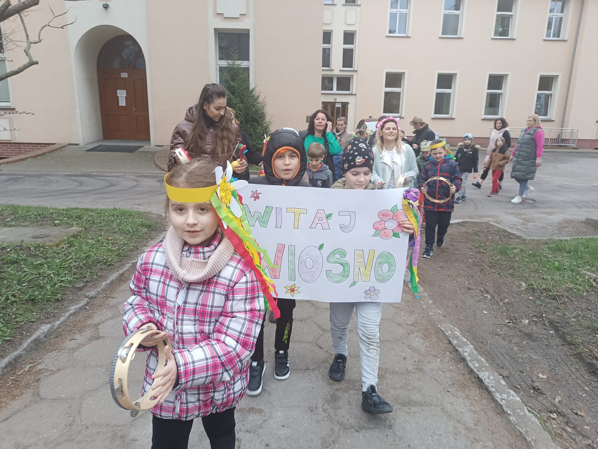 Ścieżką idzie grupa osób