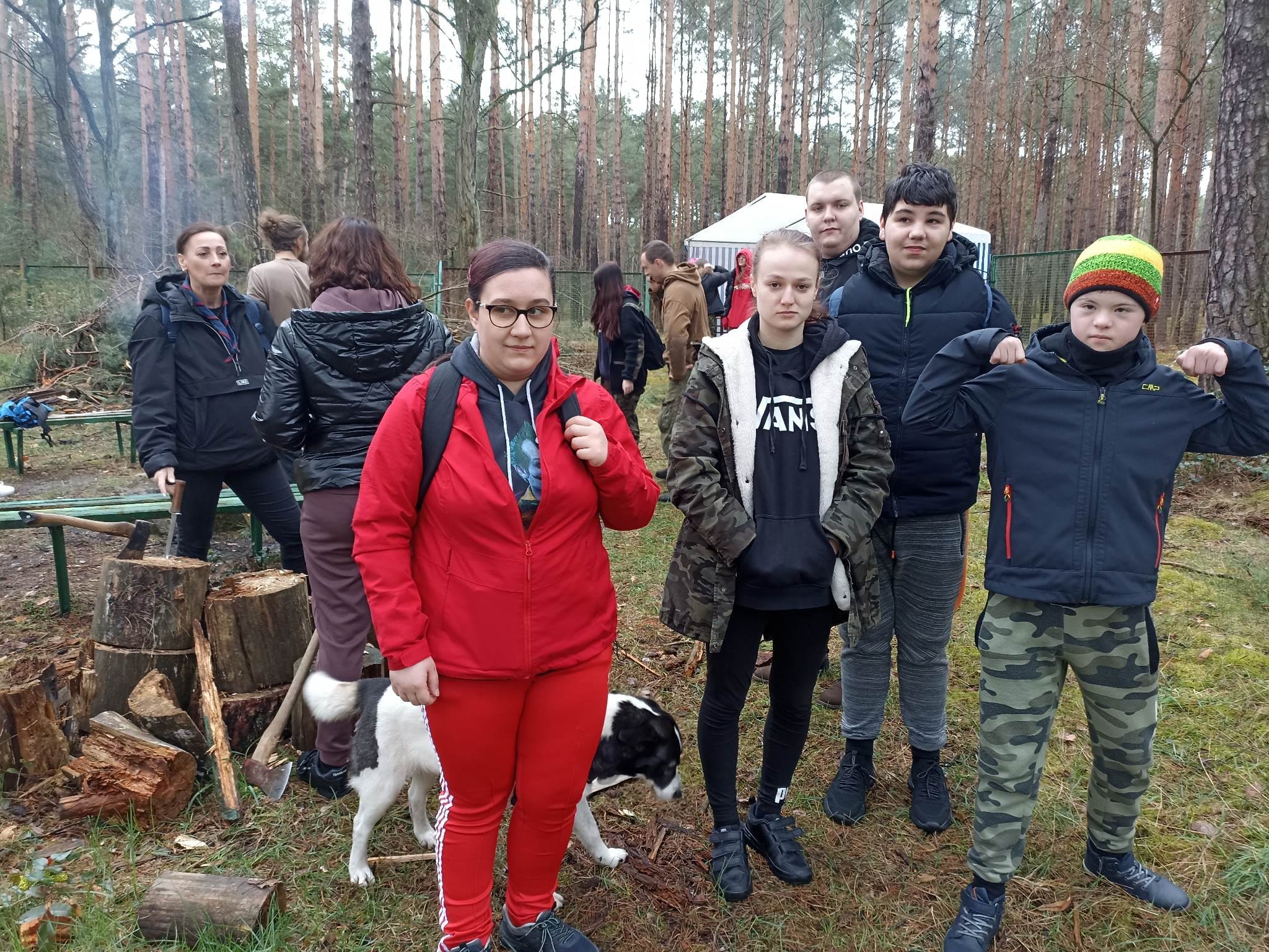 Na środku stoi grupa osób