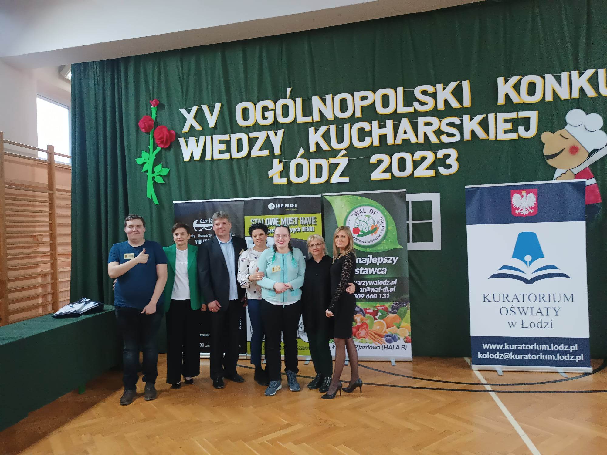 W pomieszczeniu znajduje się grupa osób 