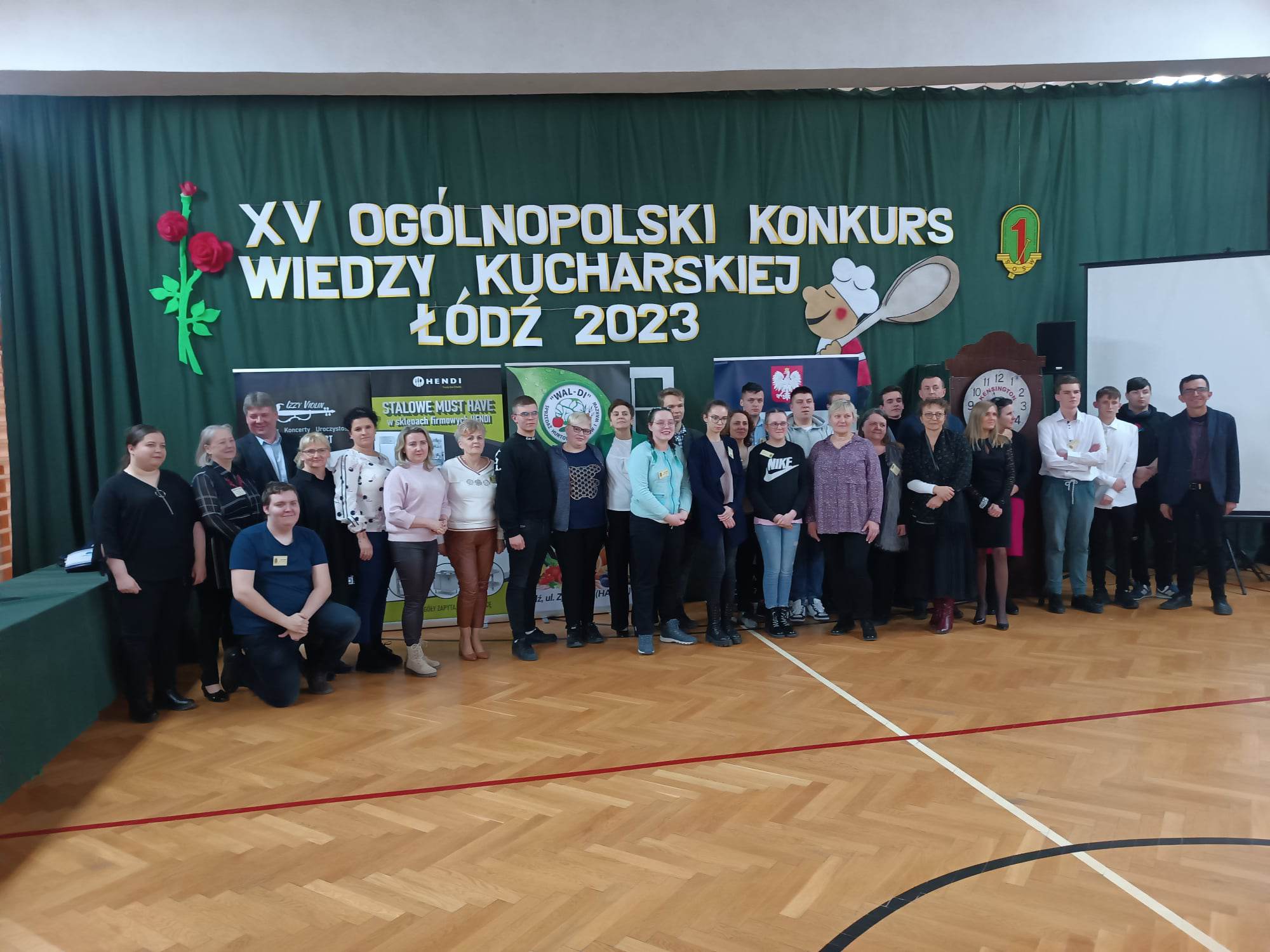 W pomieszczeniu znajduje się grupa osób 