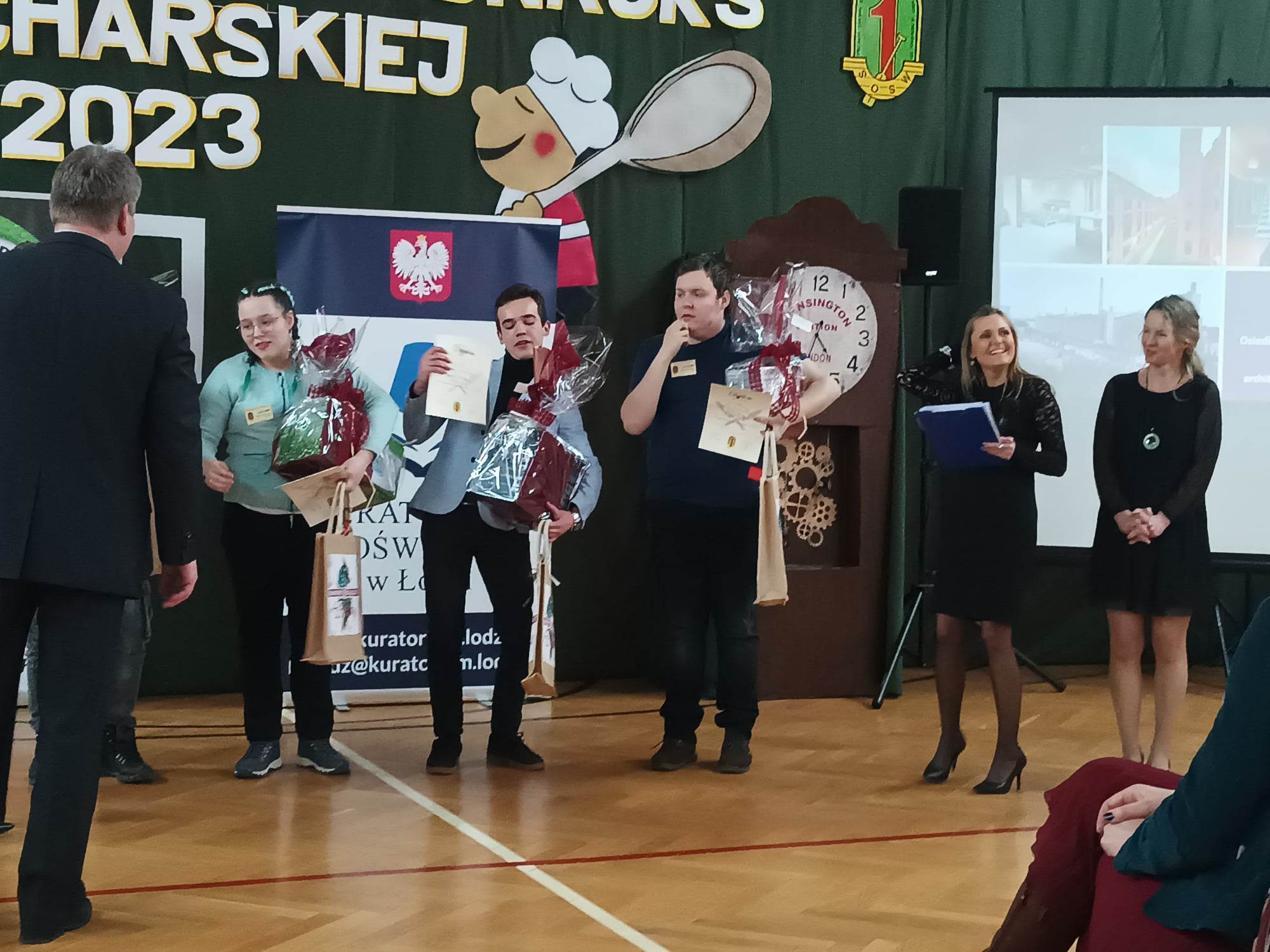 W pomieszczeniu znajduje się grupa osób 