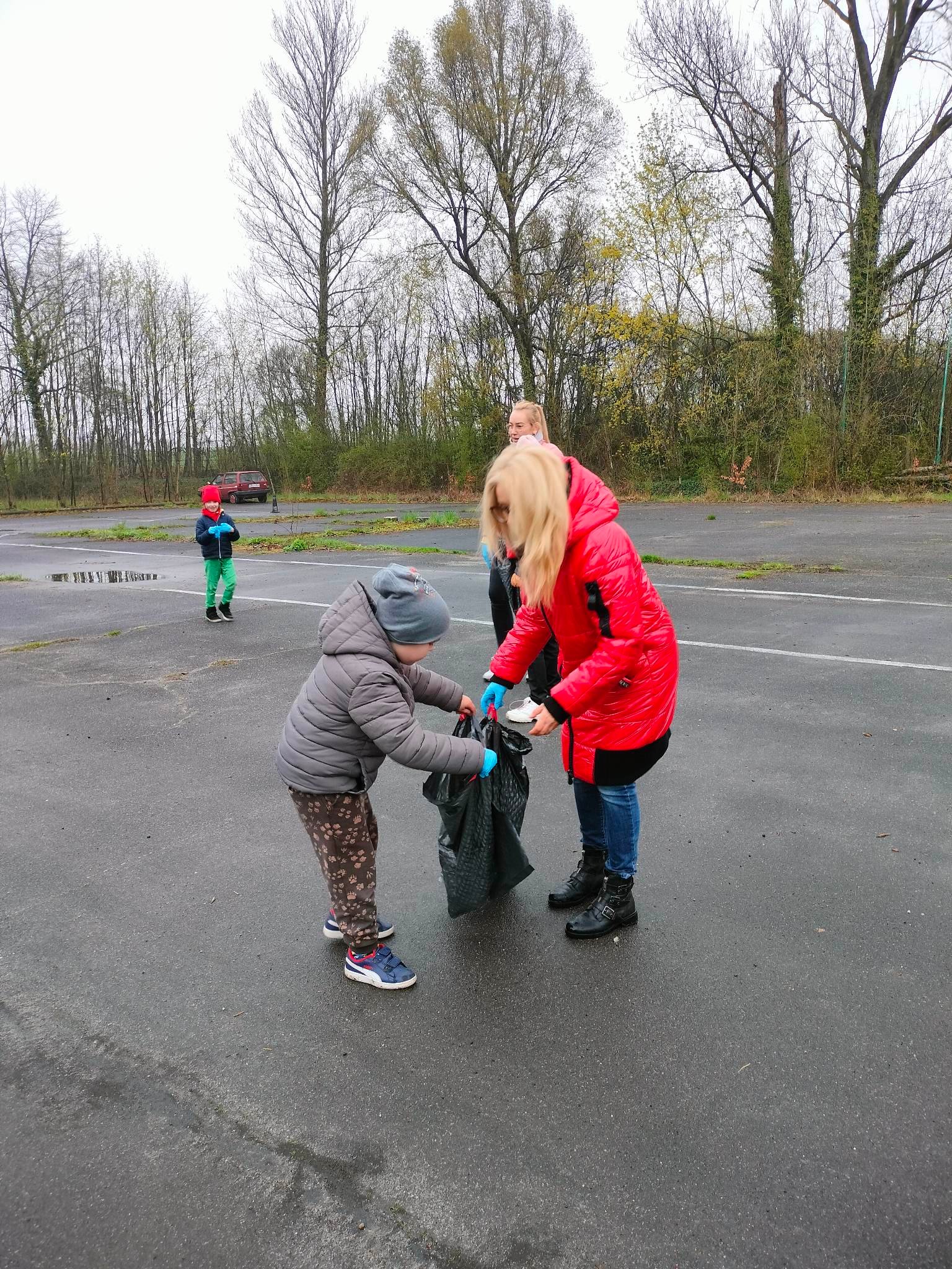 Na środku stoi grupa osób