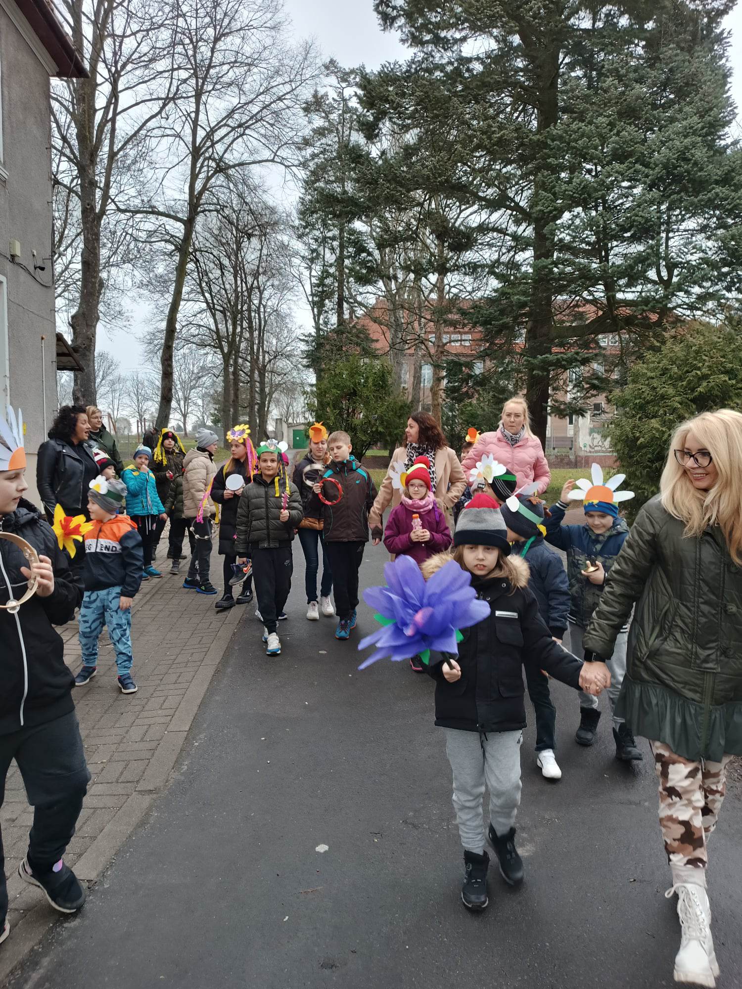 Na zdjęciu znajduje się grupa osób