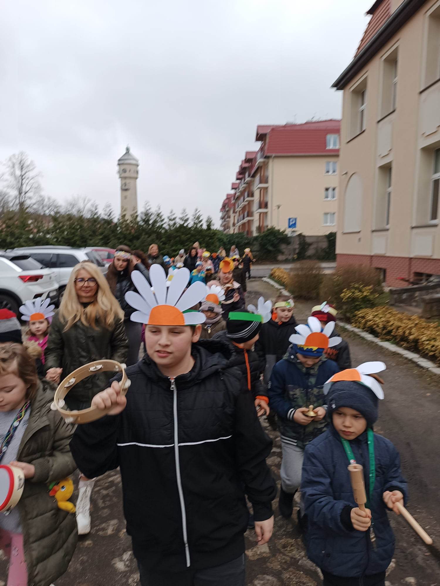 Na zdjęciu znajduje się grupa osób