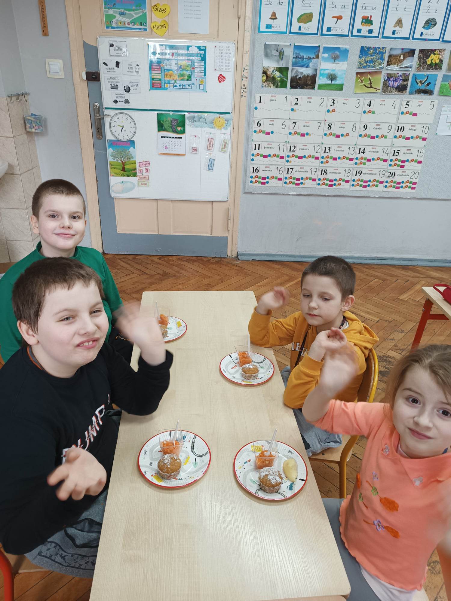 W pomieszczeniu znajduje się grupa osób 
