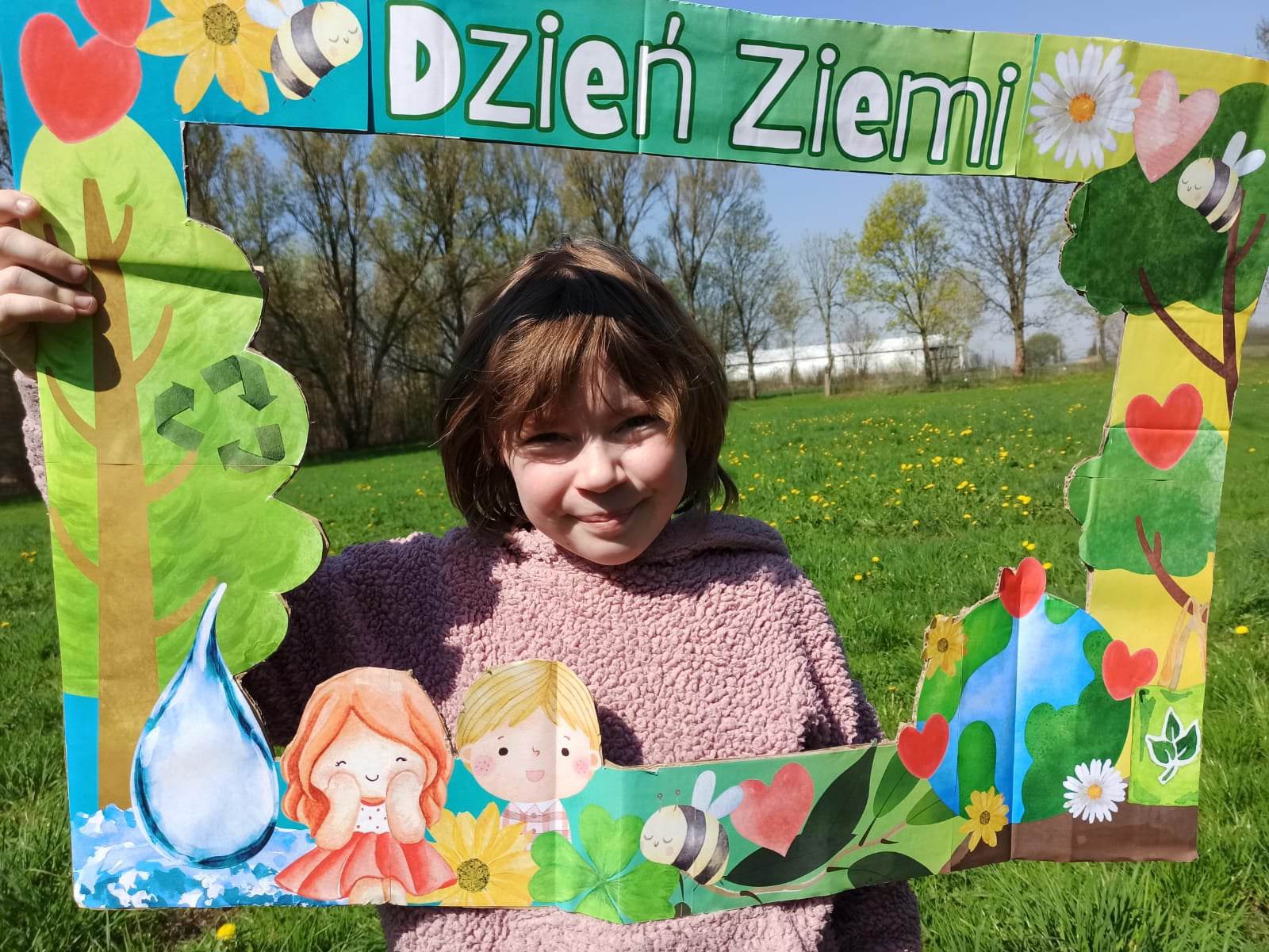Na środku stoi osoba