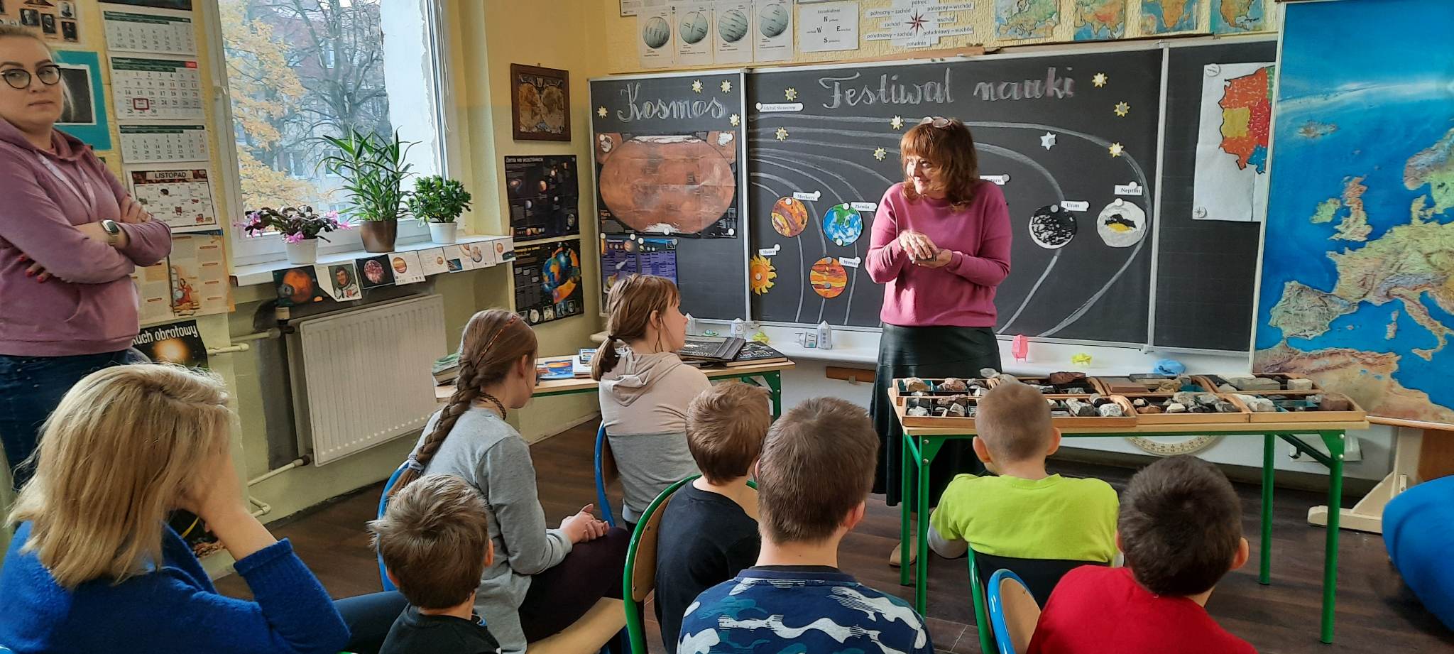 W klasie znajduje się grupa osób 