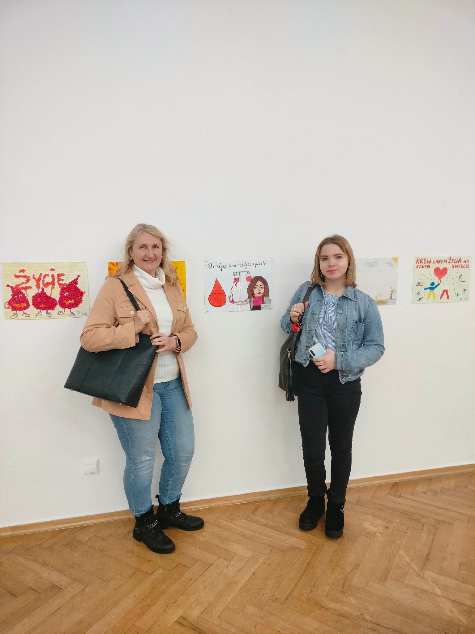 Na środku stoją dwie osoby 