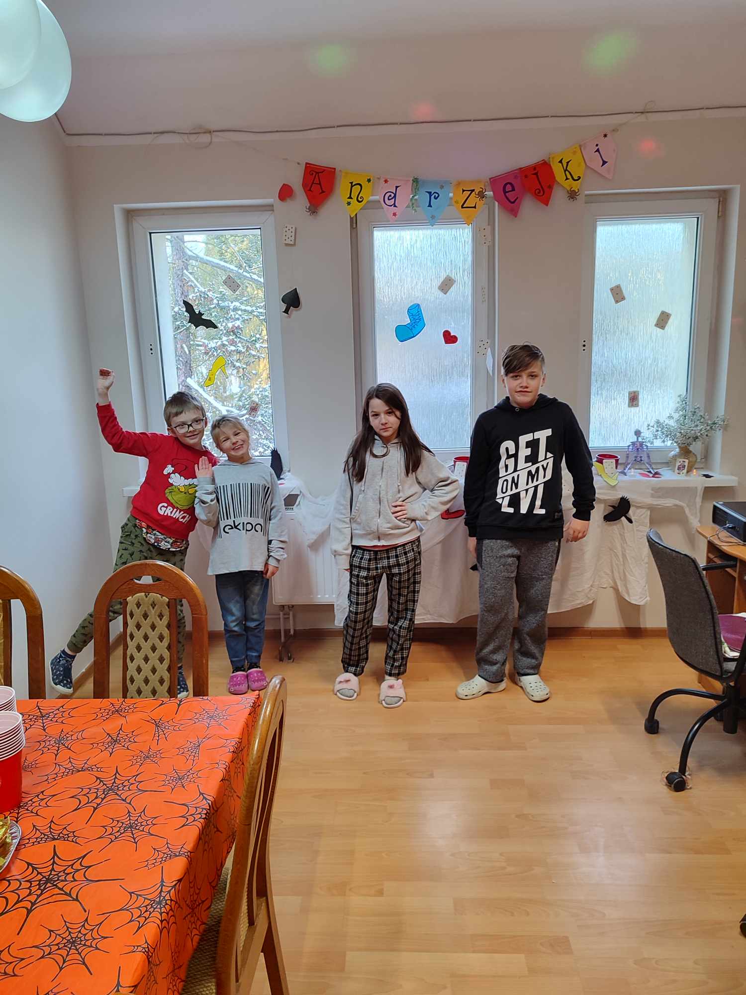W pomieszczeniu znajduje się grupa osób 