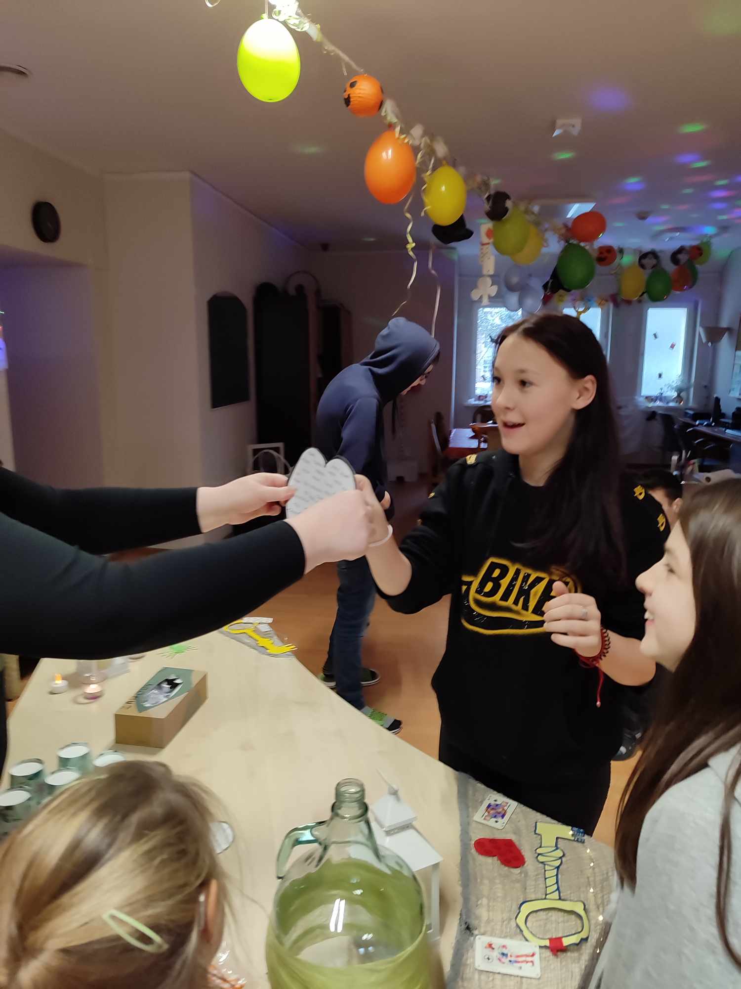 W pomieszczeniu znajduje się grupa osób 
