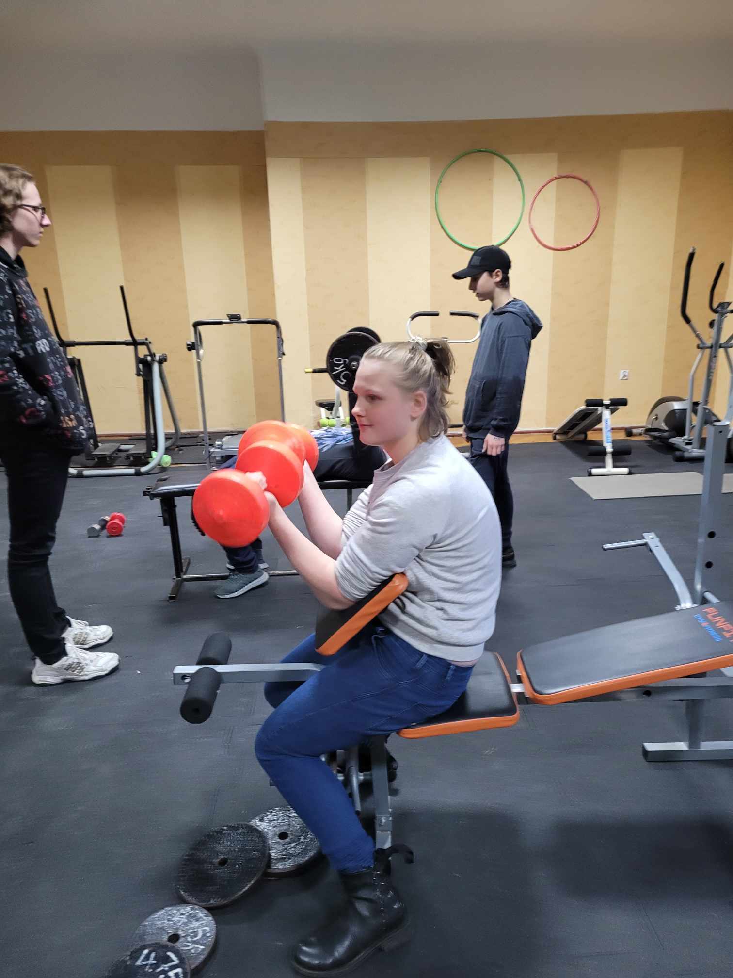 W pomieszczeniu znajduje się grupa osób 