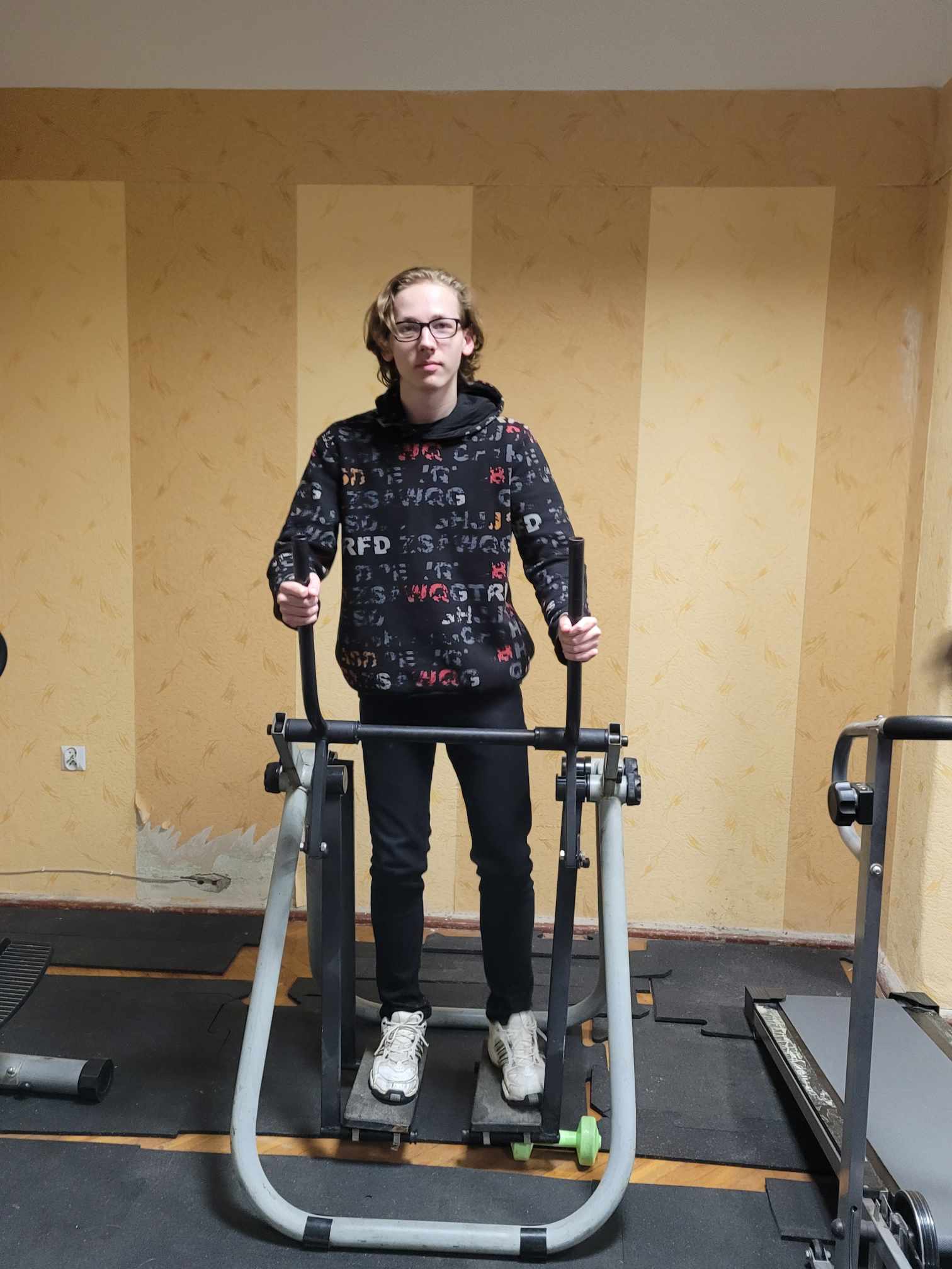 W pomieszczeniu znajduje się osoba