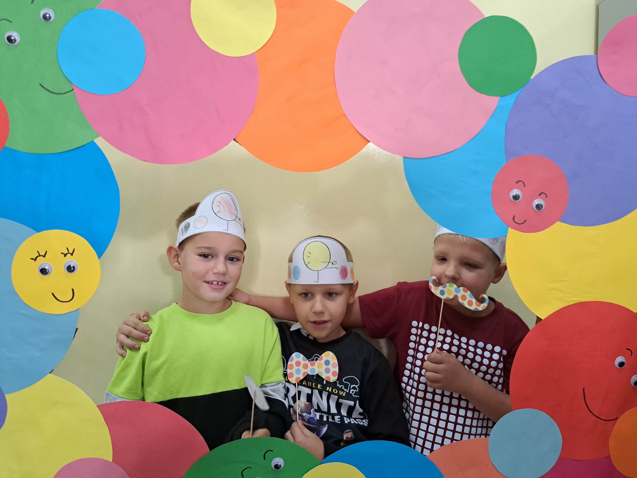 Na środku stoi grupa osób