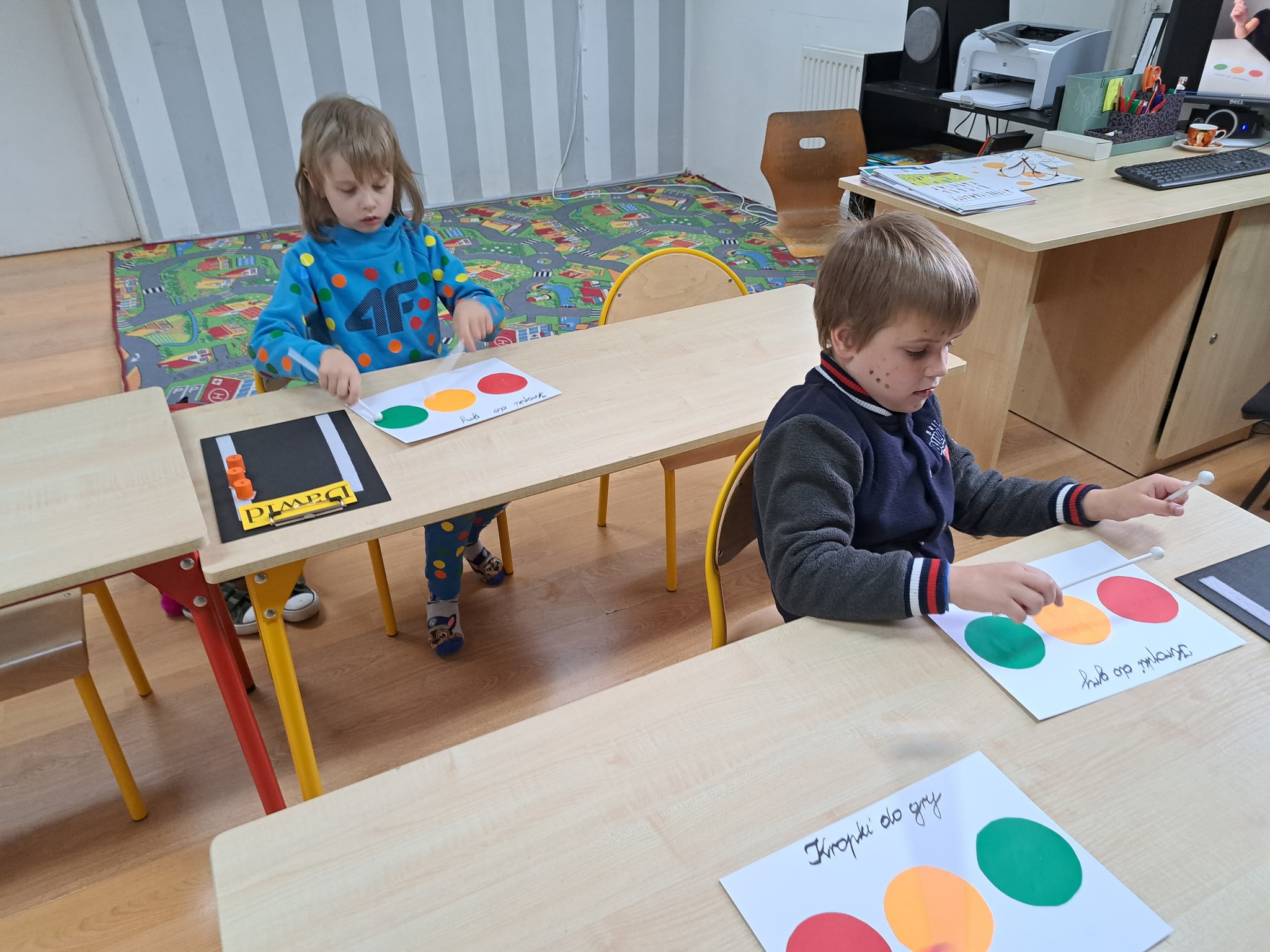 W klasie znajduje się grupa osób 