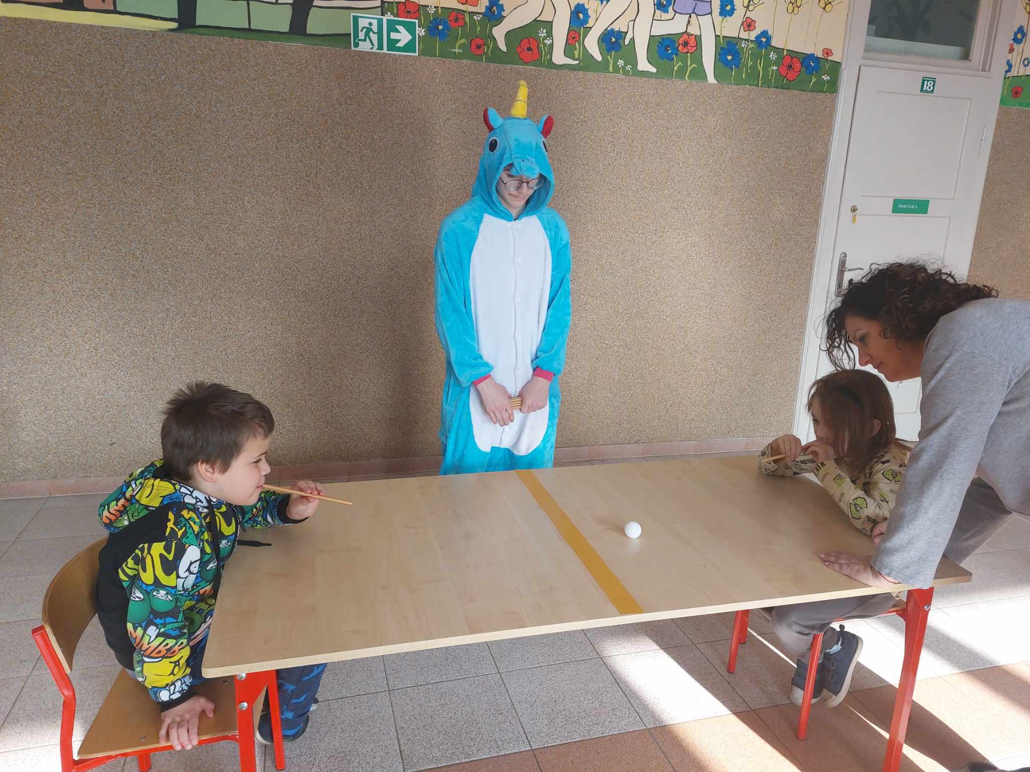 W pomieszczeniu znajdują się osoby