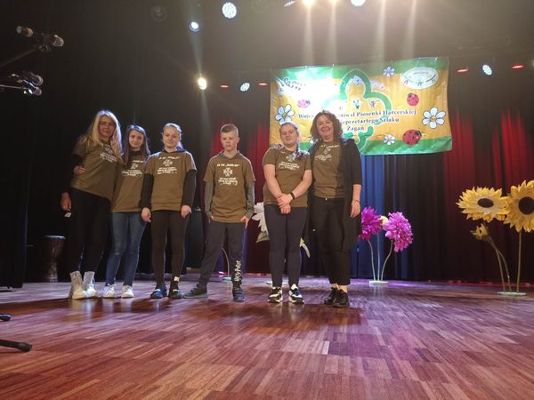 W pomieszczeniu znajduje się grupa osób 