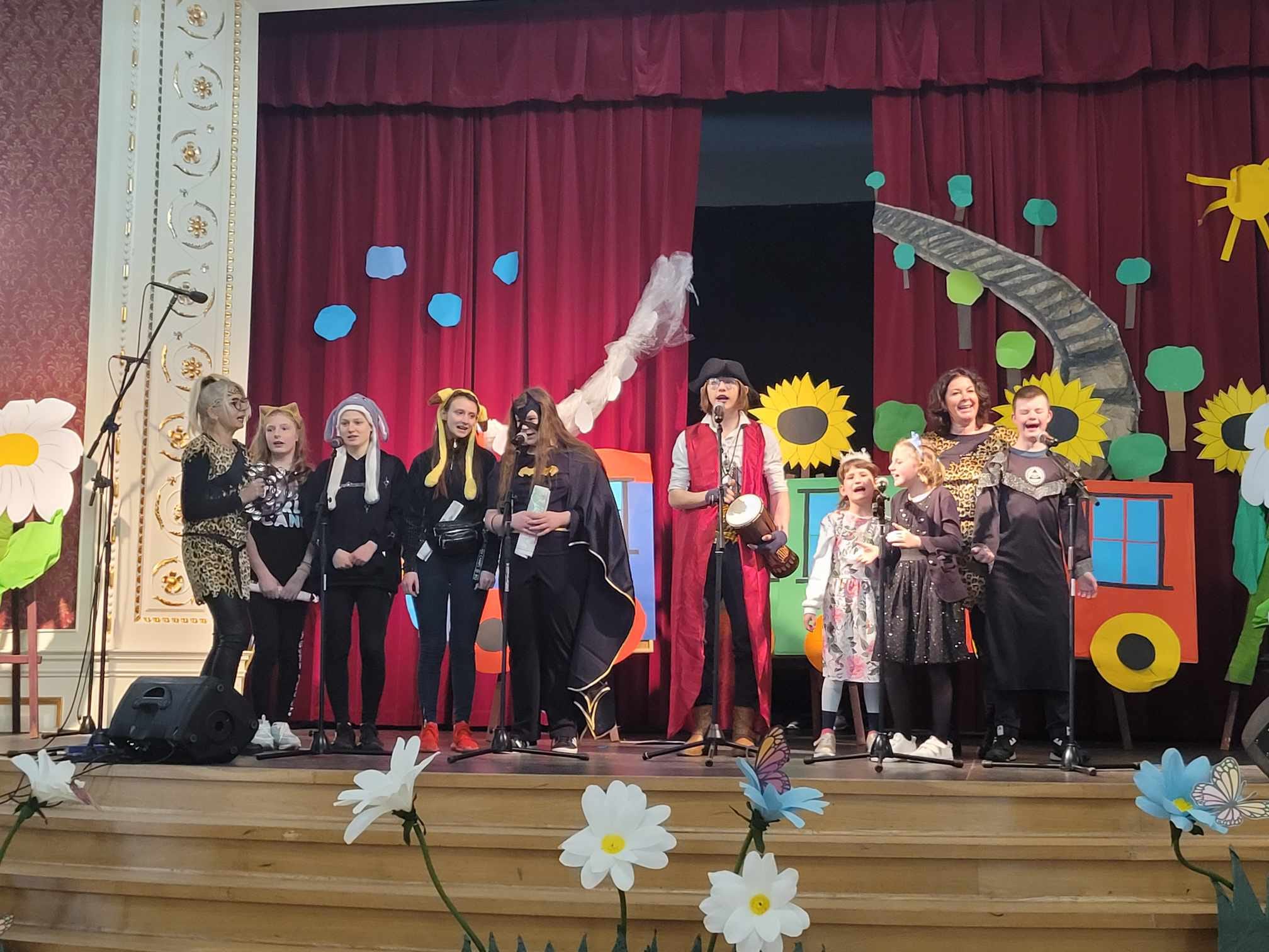 Grupa osób stoi na scenie