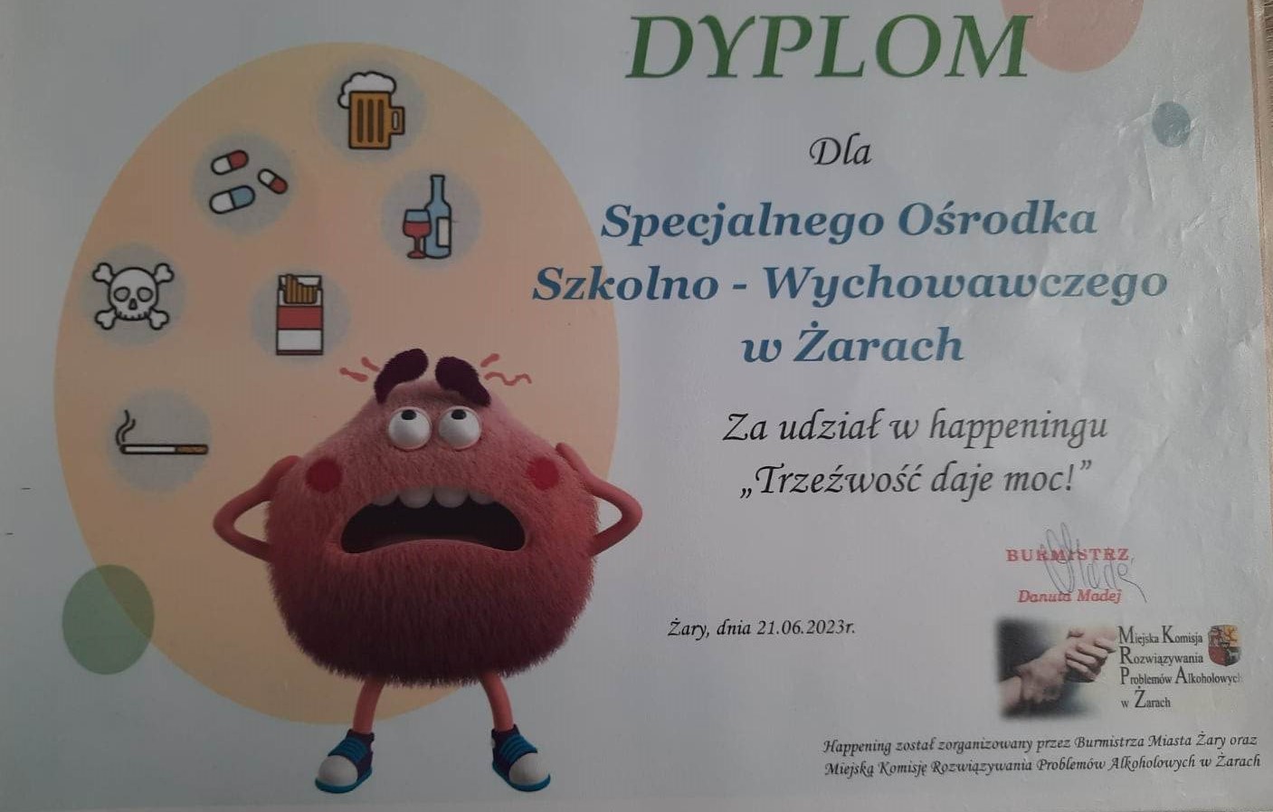 Na środku napisy. Po lewej stronie grafika