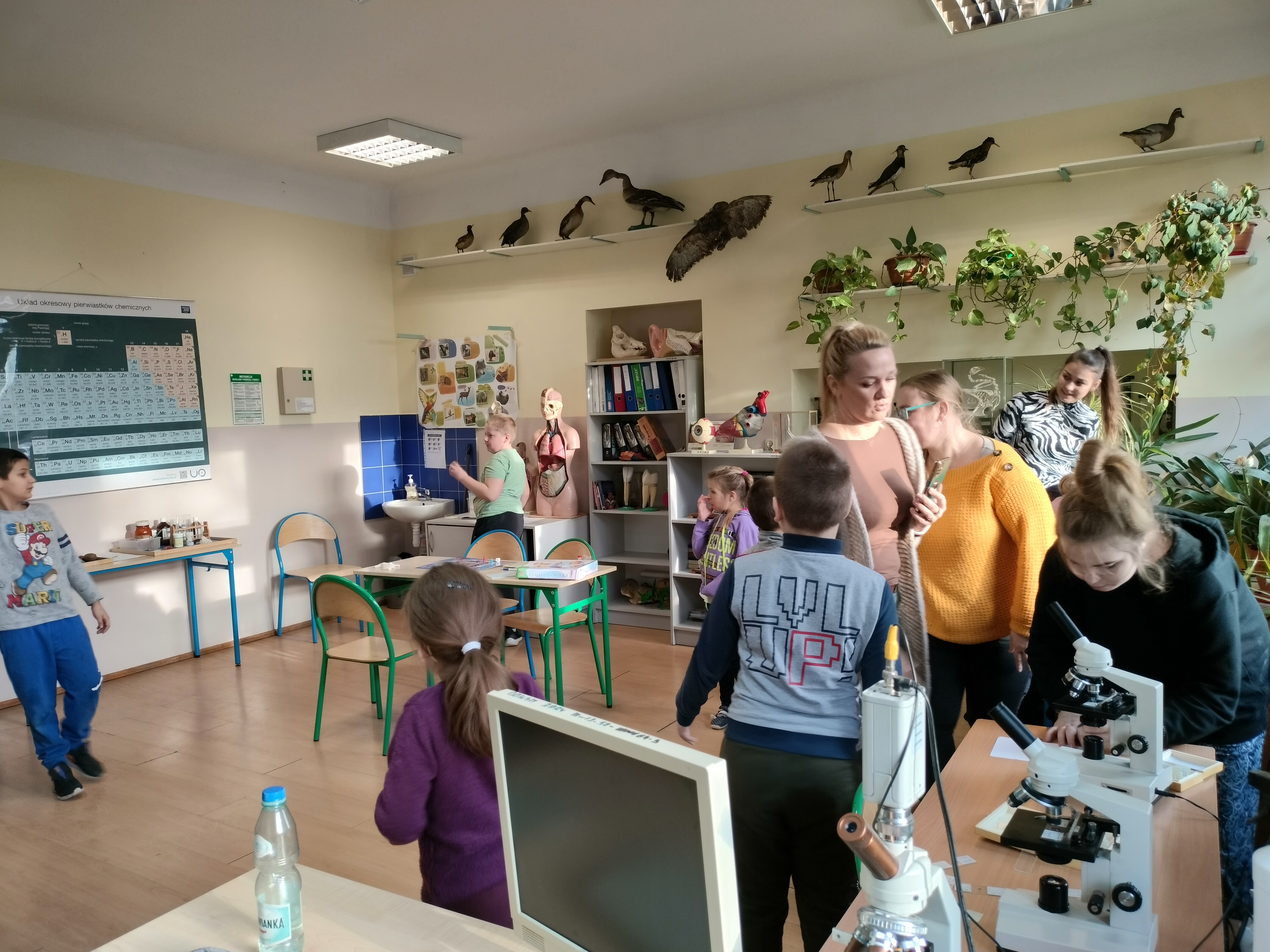W pomieszczeniu znajduje się grupa osób