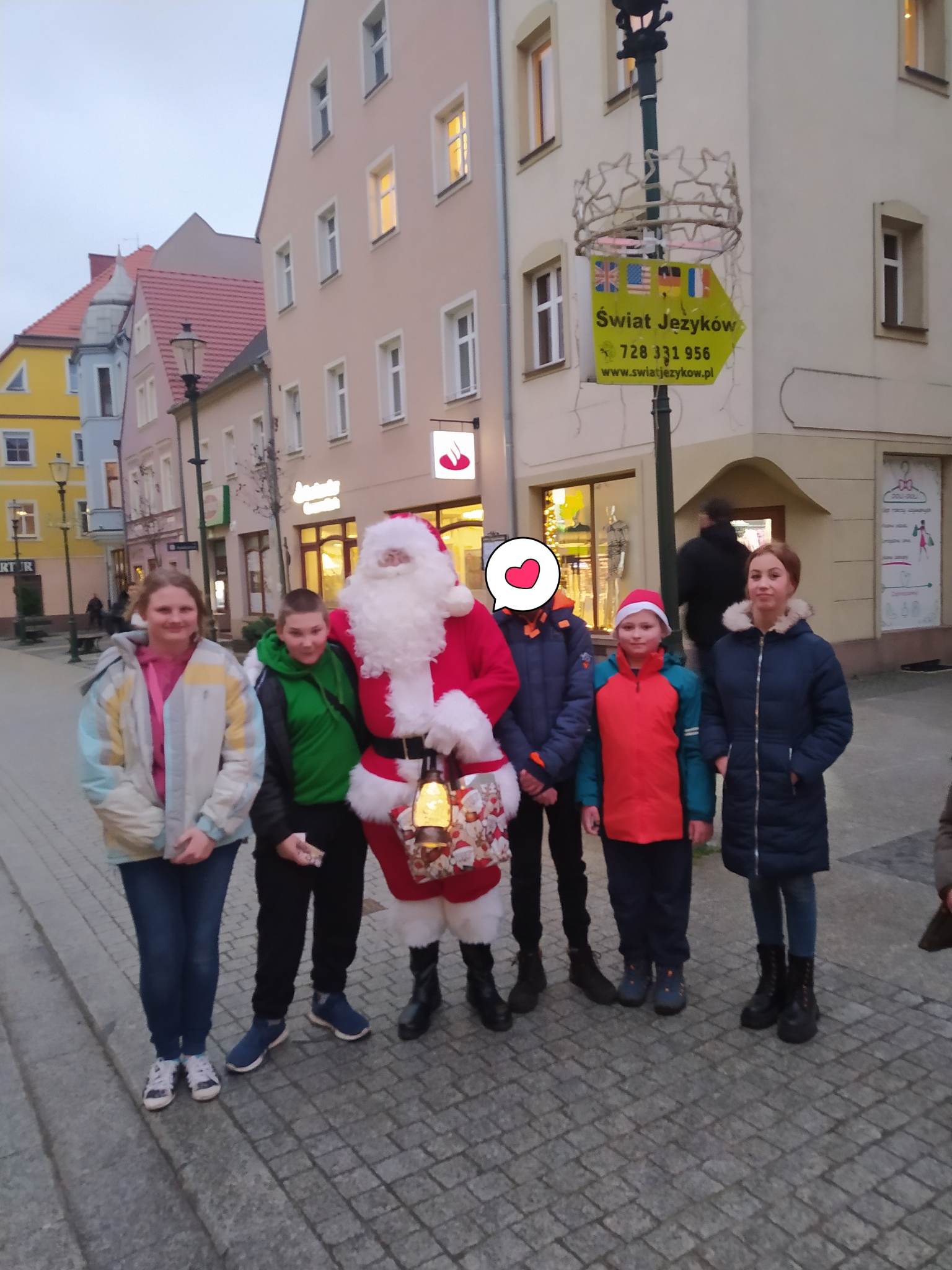 Na środku stoi grupa osób