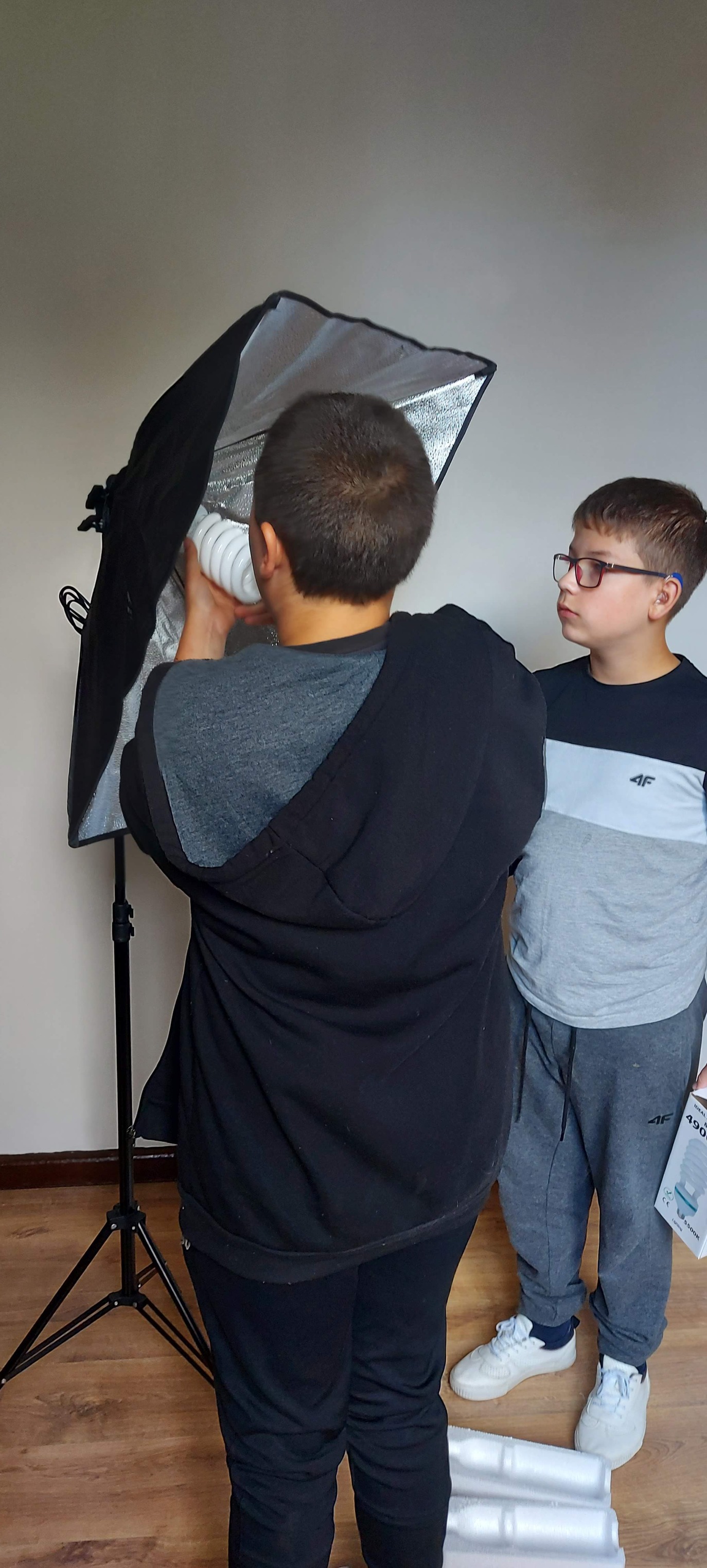 W pomieszczeniu znajdują się dwie osoby