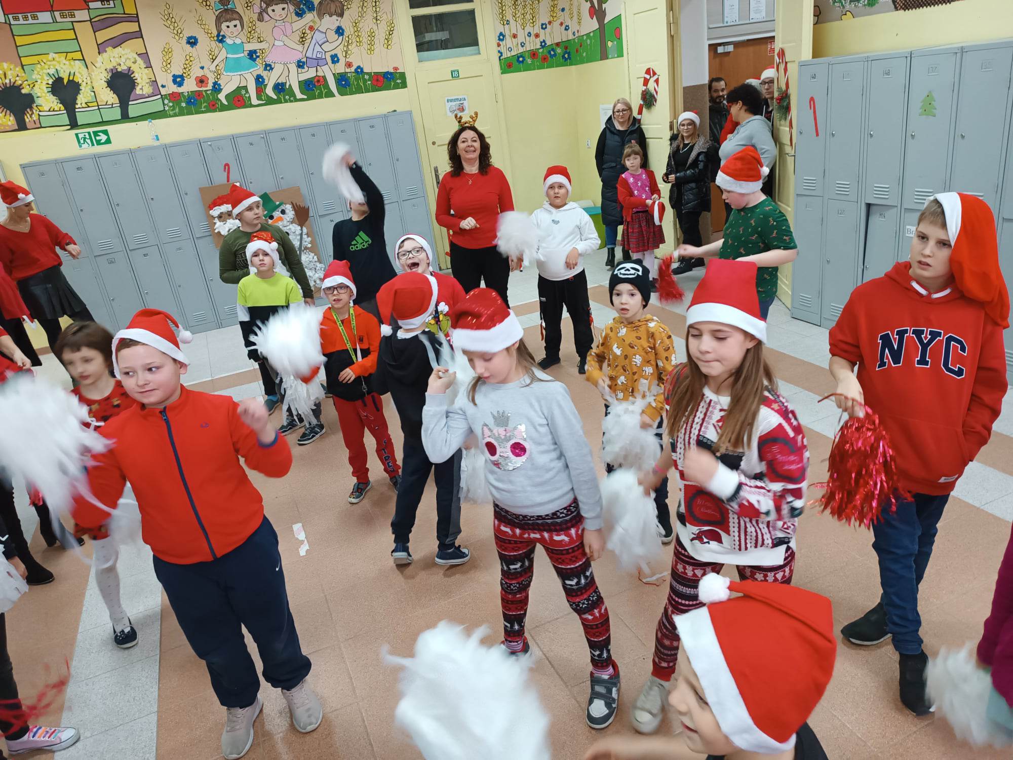 W pomieszczeniu znajduje się grupa osób 