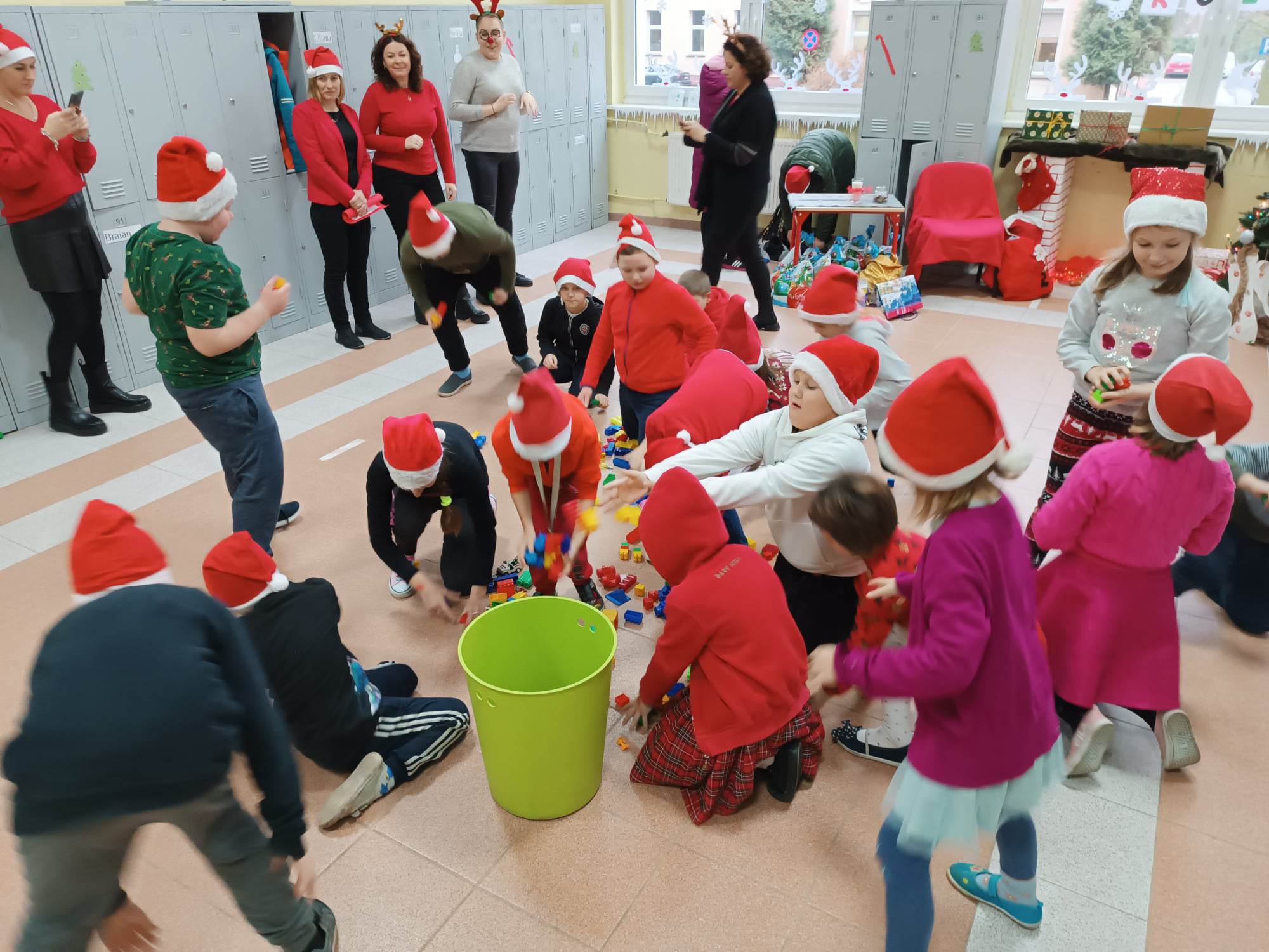 W pomieszczeniu znajduje się grupa osób 