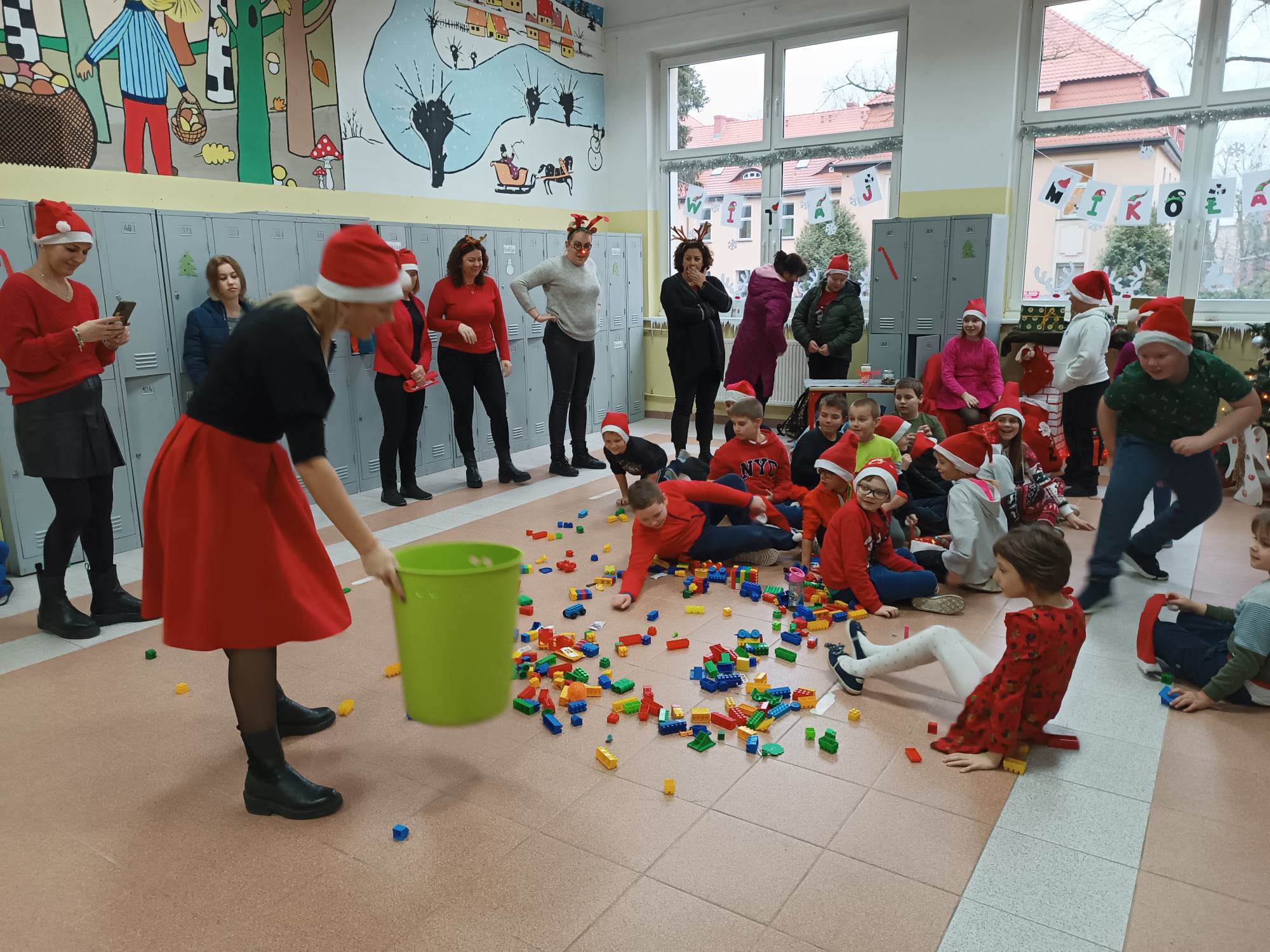W pomieszczeniu znajduje się grupa osób 