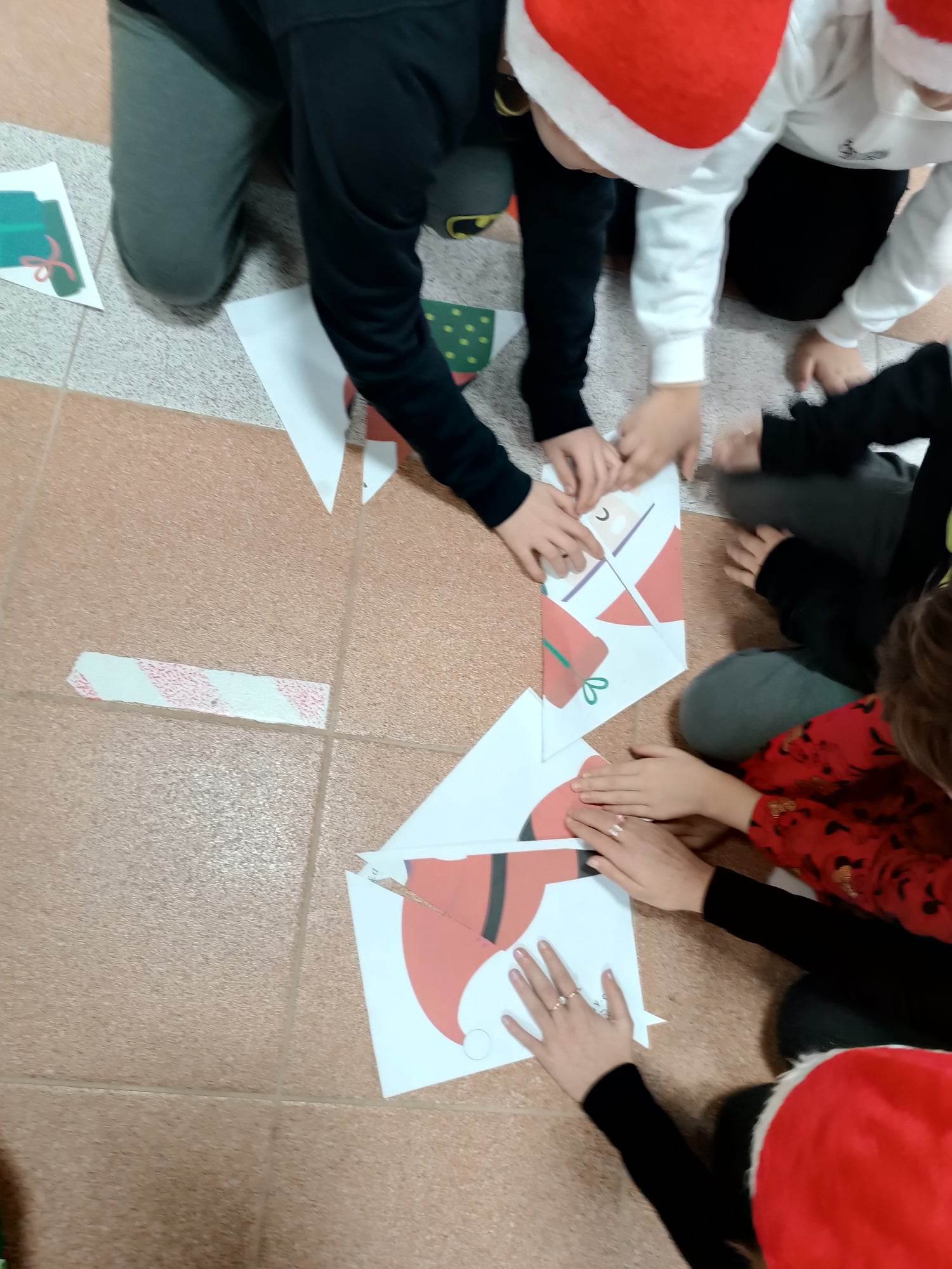 Dzieci układają puzzle 