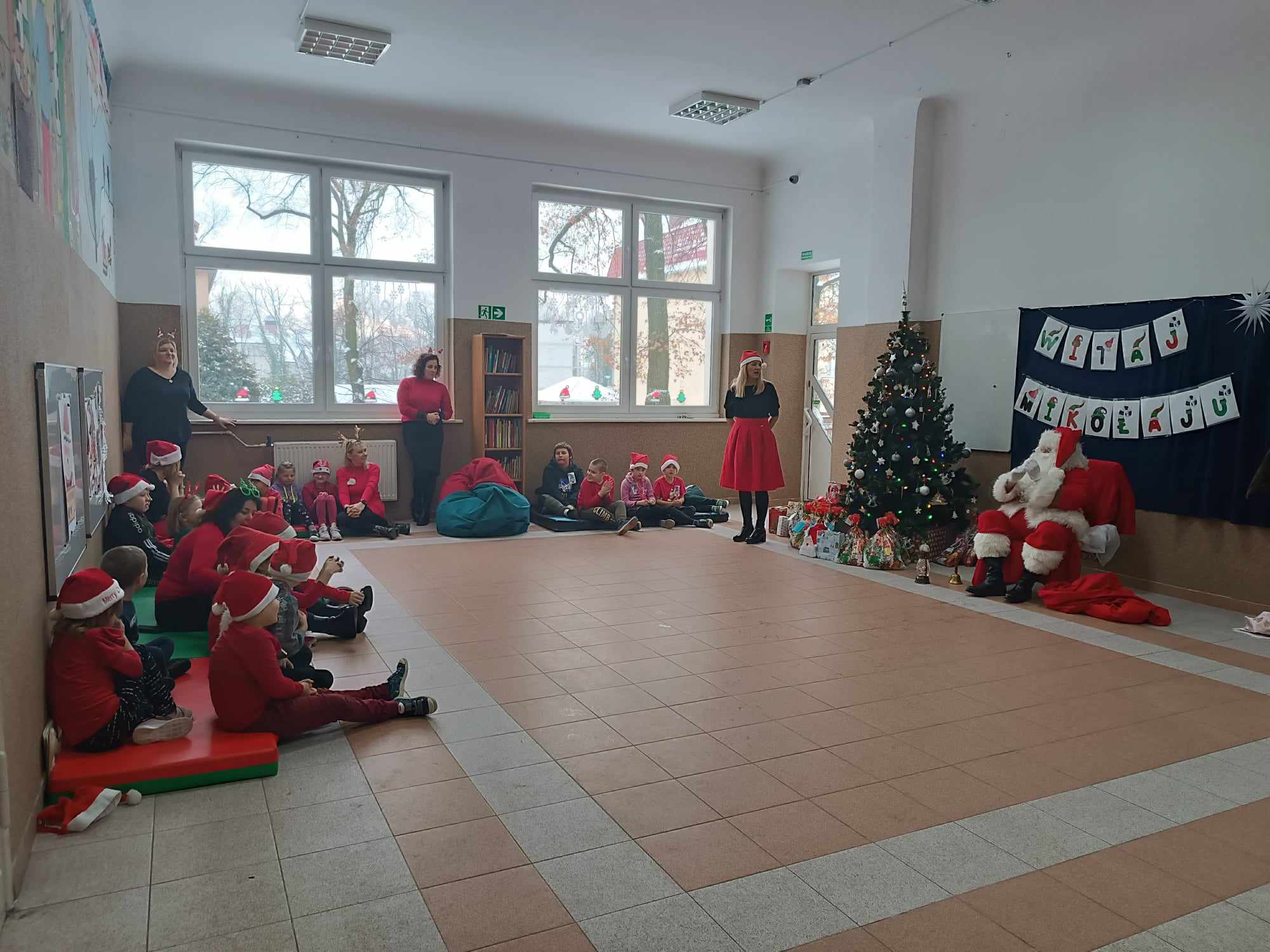 W pomieszczeniu znajduje się grupa osób 