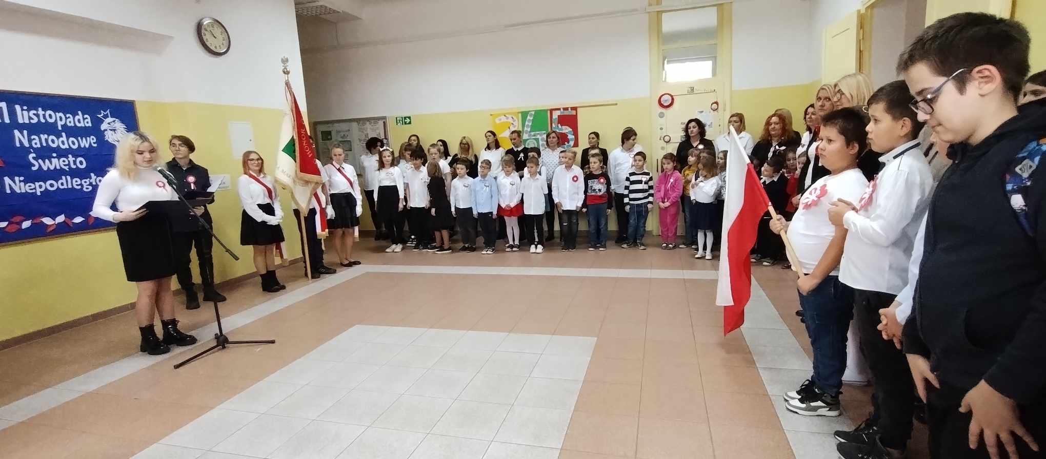 W pomieszczeniu znajduje się grupa osób