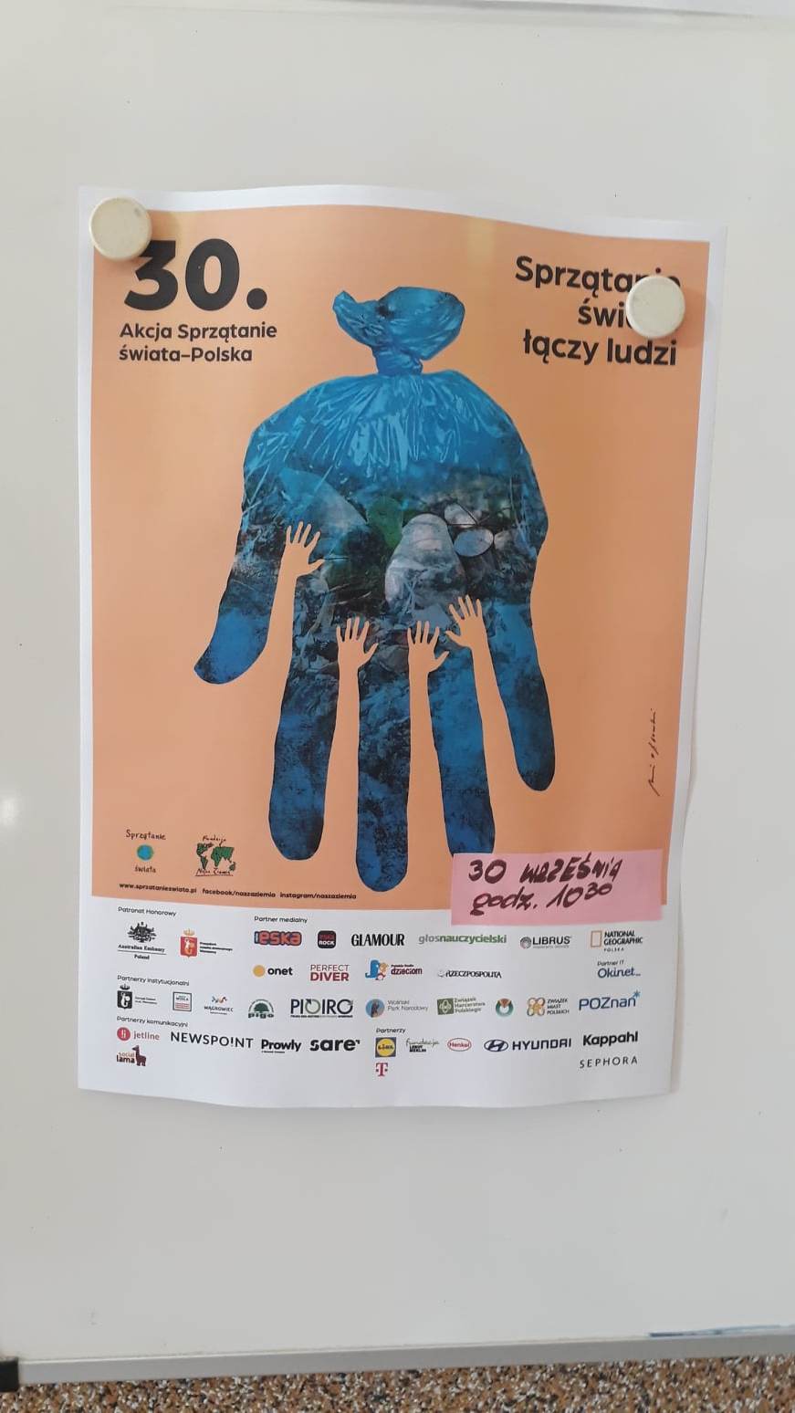 Na środku grafika , dookoła napisy