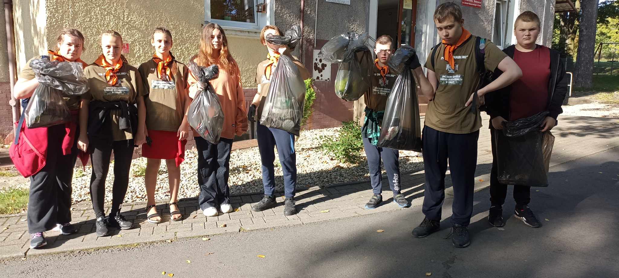 Na środku stoi grupa osób