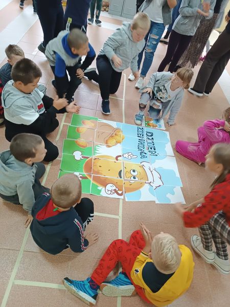 W klasie znajduje się grupa osób 