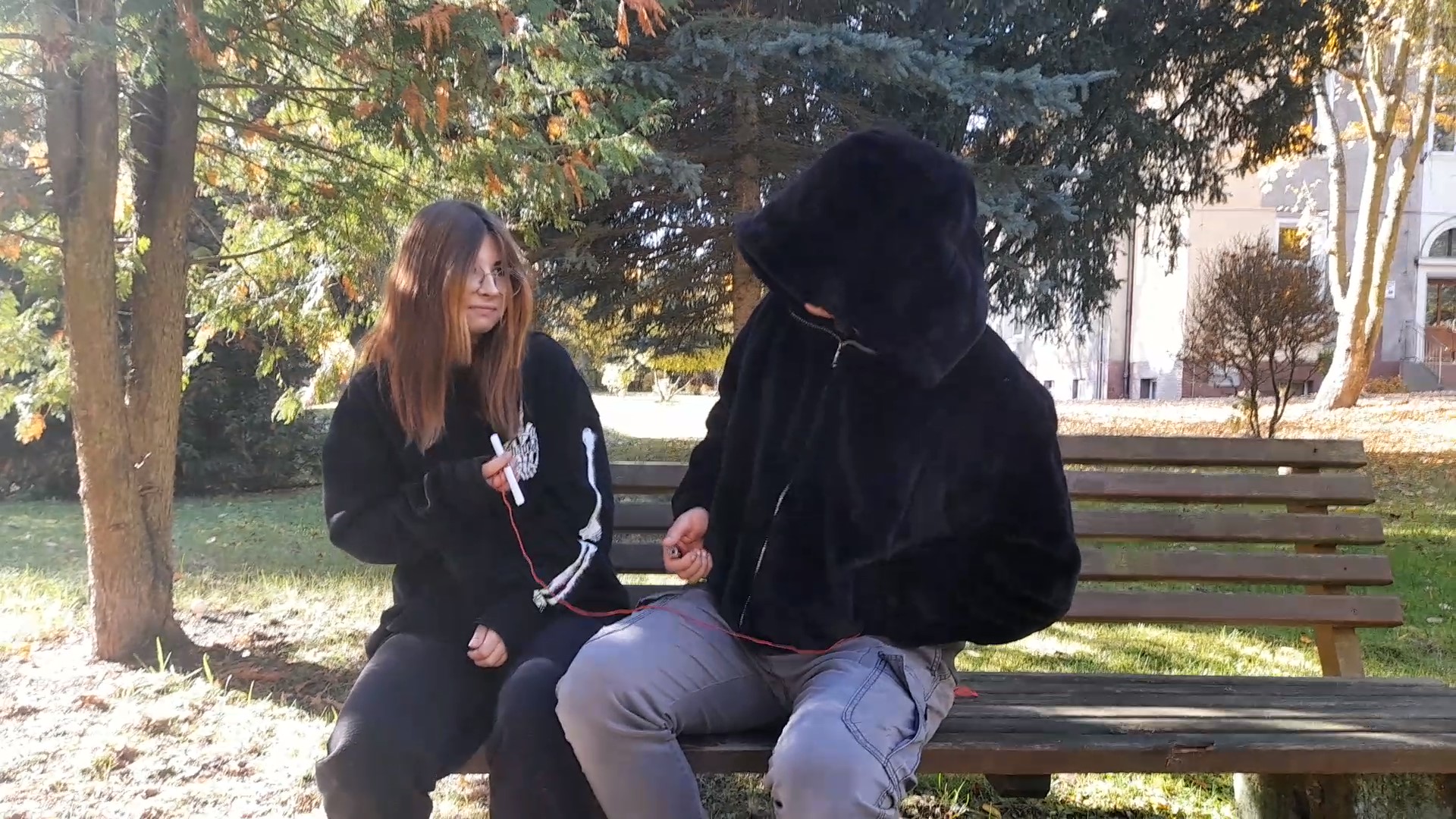 Na zdjęciu znajdują się dwie siedzące osoby