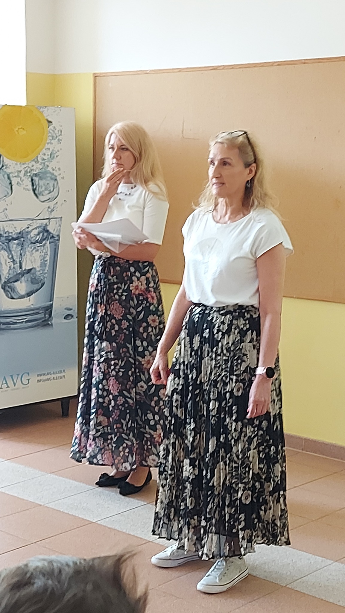 W pomieszczeniu znajdują się osoby