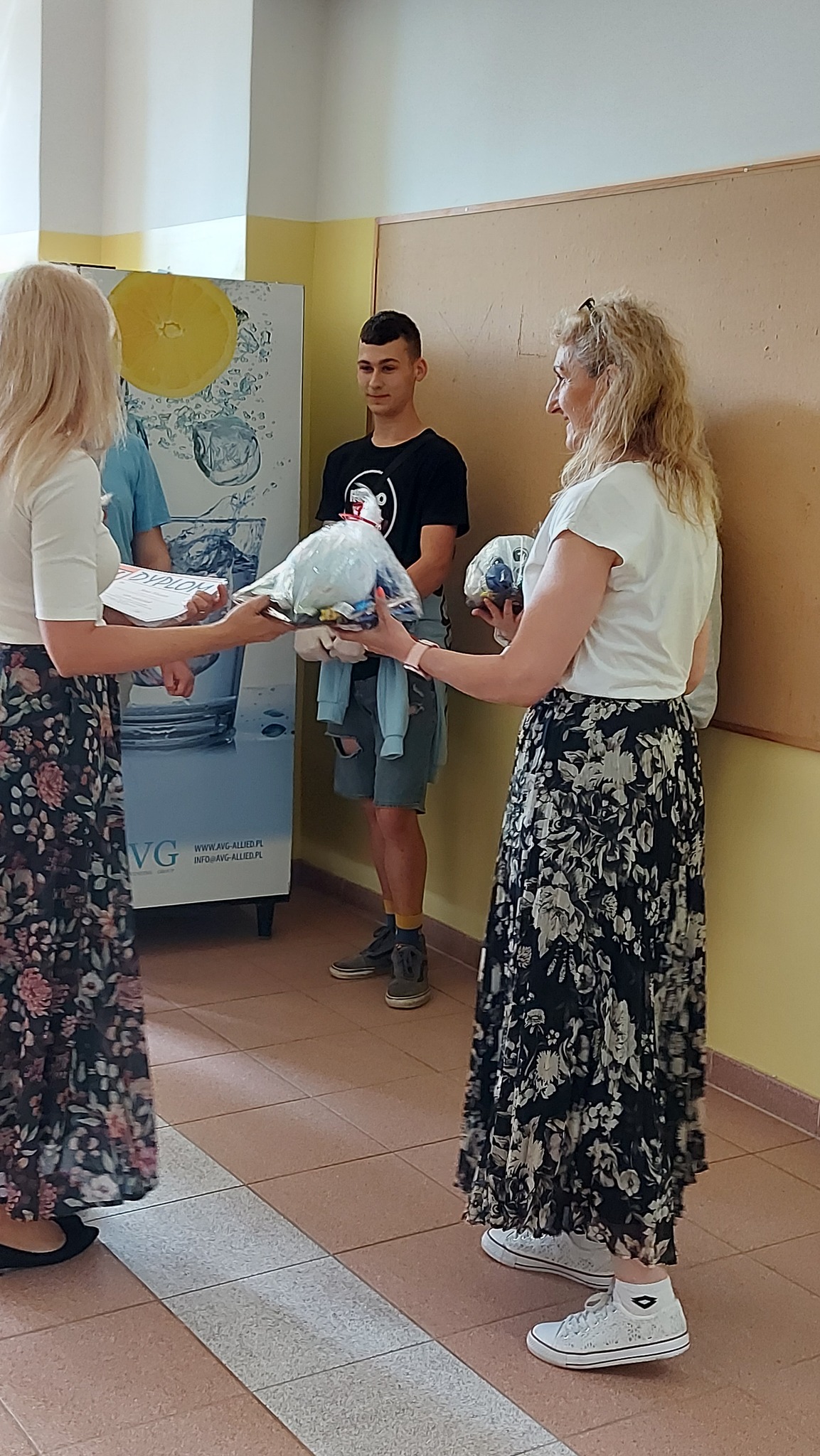 W pomieszczeniu znajdują się osoby