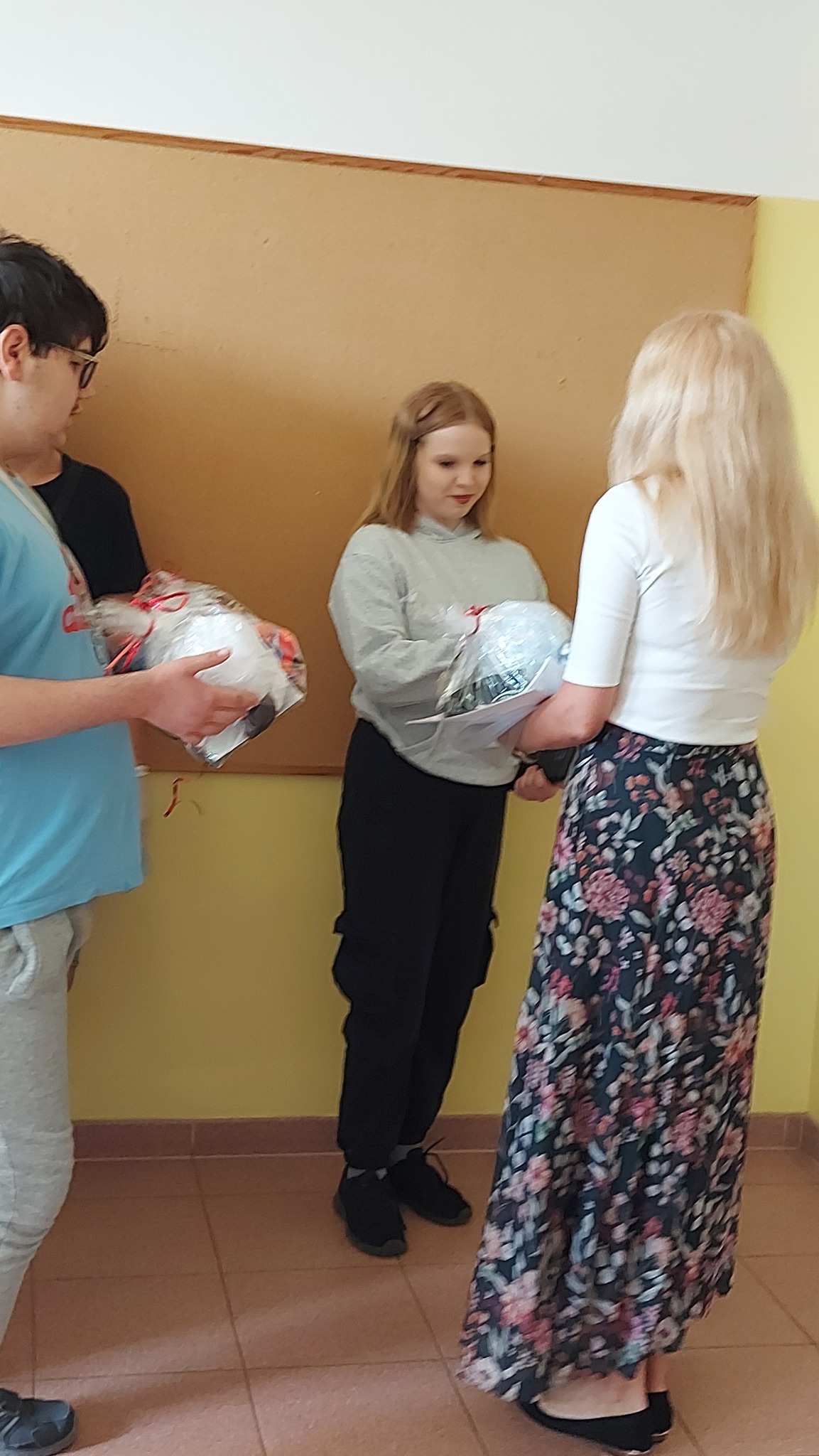 W pomieszczeniu znajdują się osoby