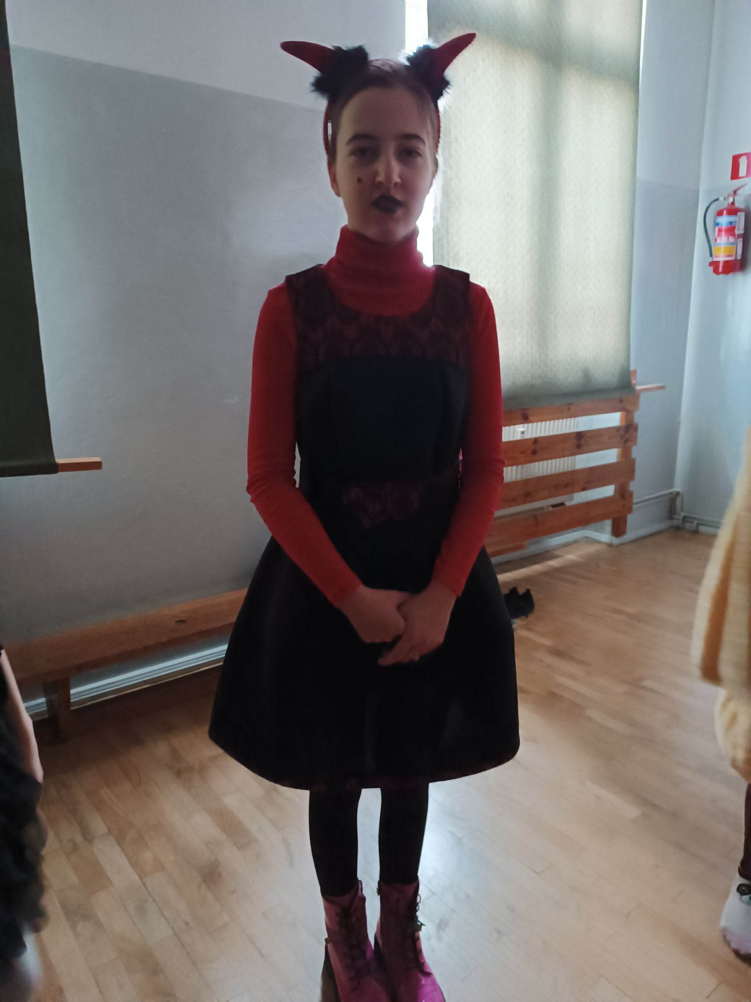 Na środku stoi osoba