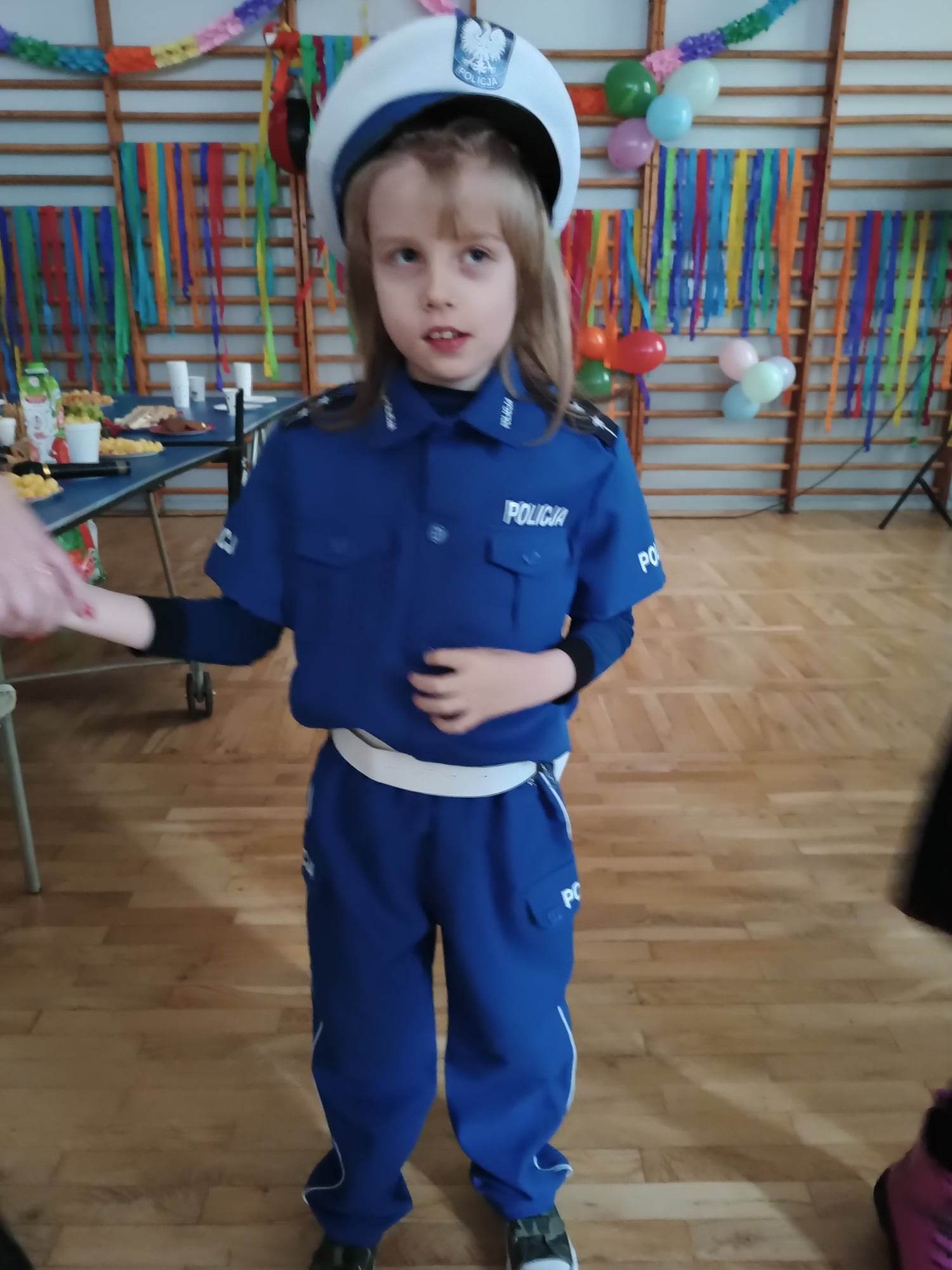 Na środku stoi osoba