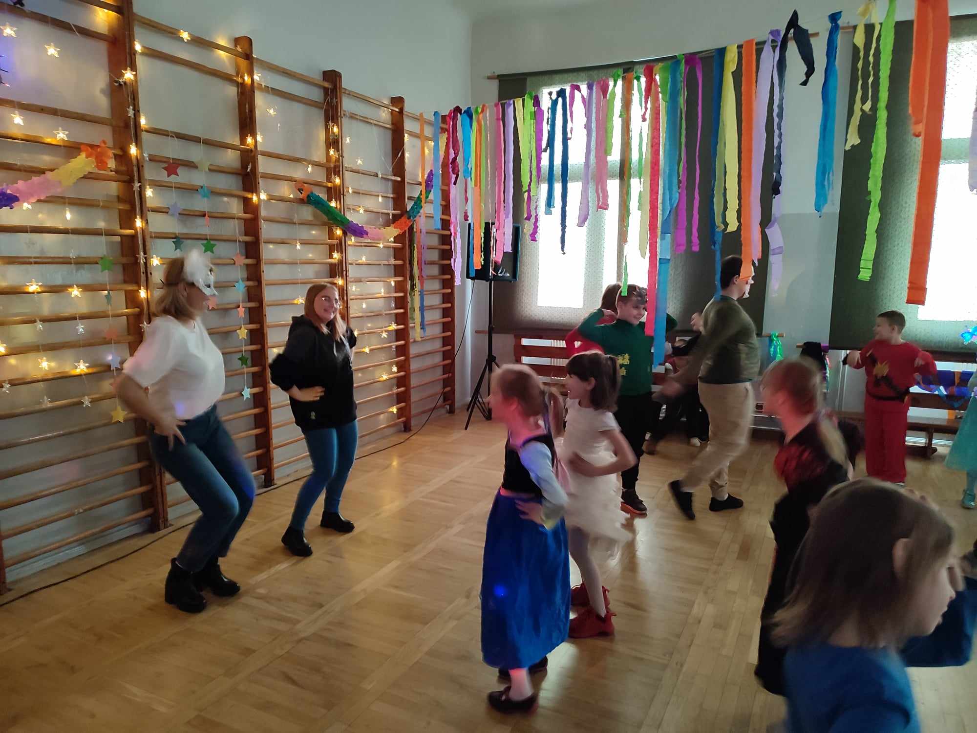 Na sali znajduje się grupa osób