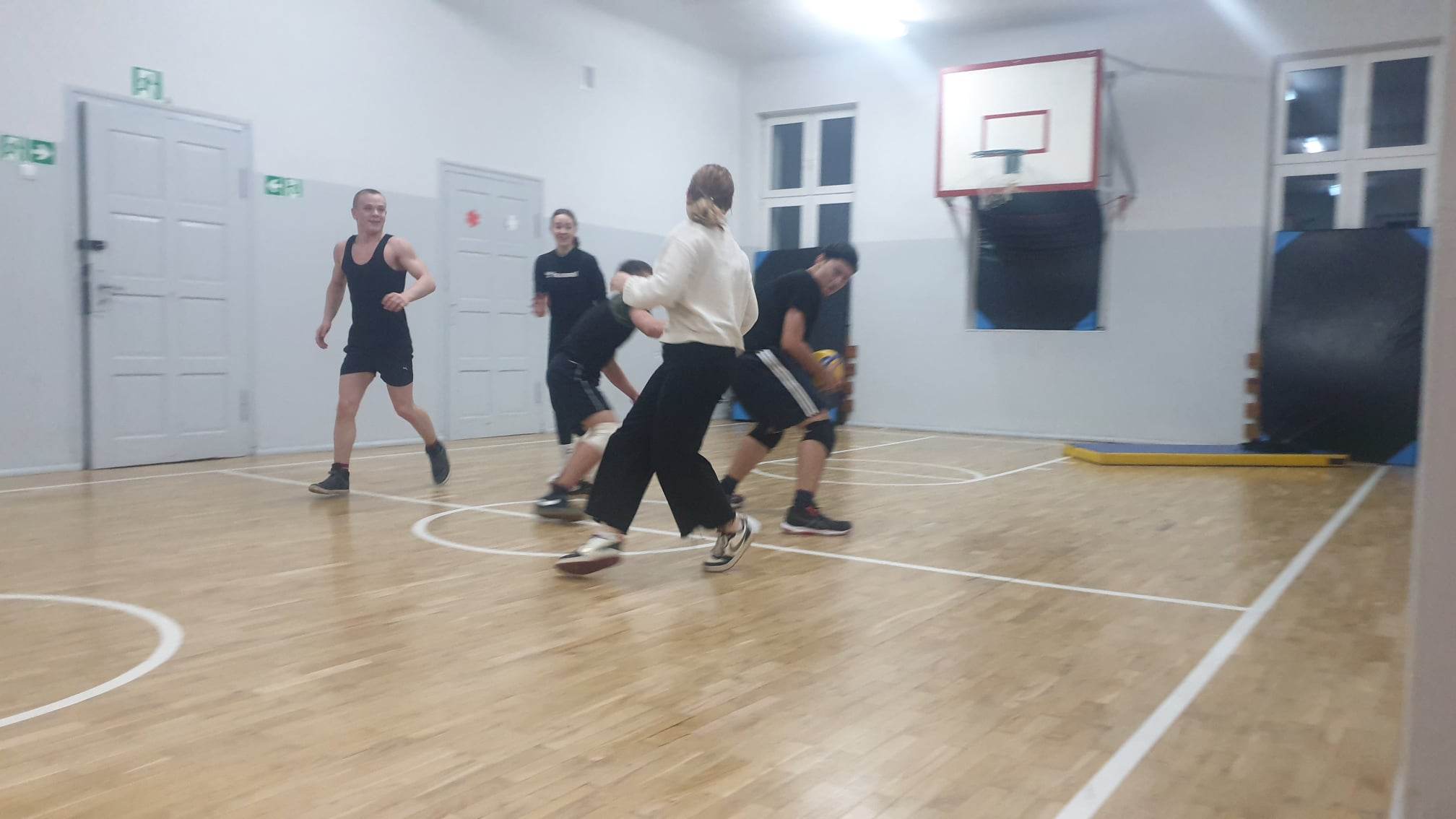 W pomieszczeniu znajduje się grupa osób 